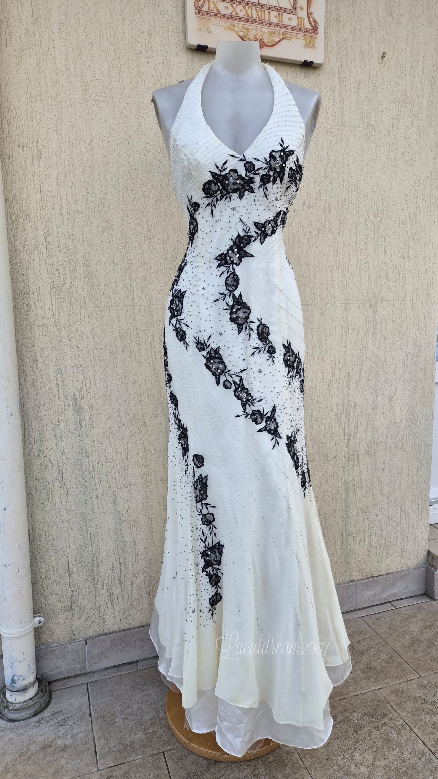 Robe en soie blanche et noire brodées de perles formant des motisf floraux. Dans le style Yve London. Prom dress vintage dans le style fairycore sorti d'une reverie.