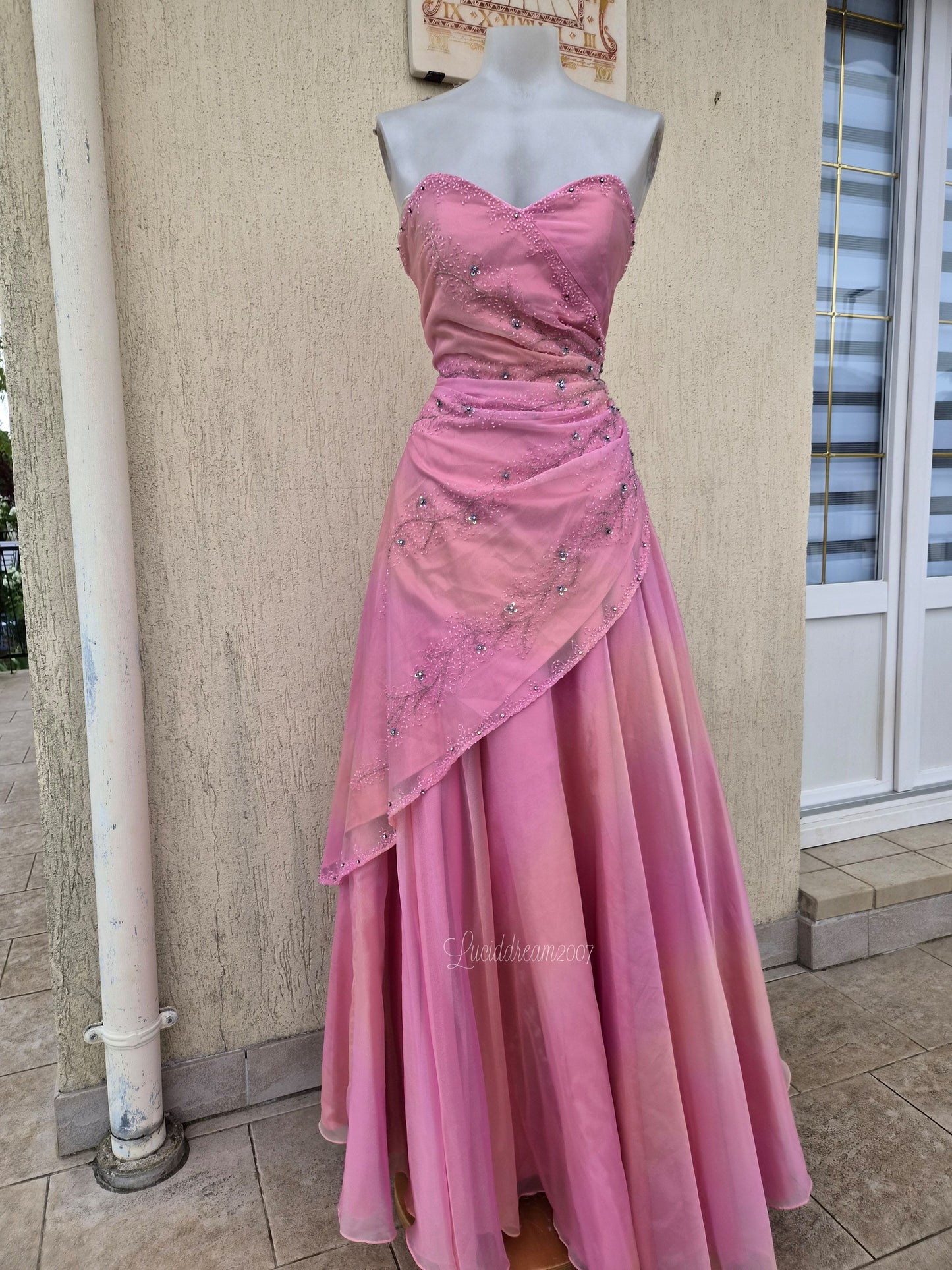Robe bustier rose brodée