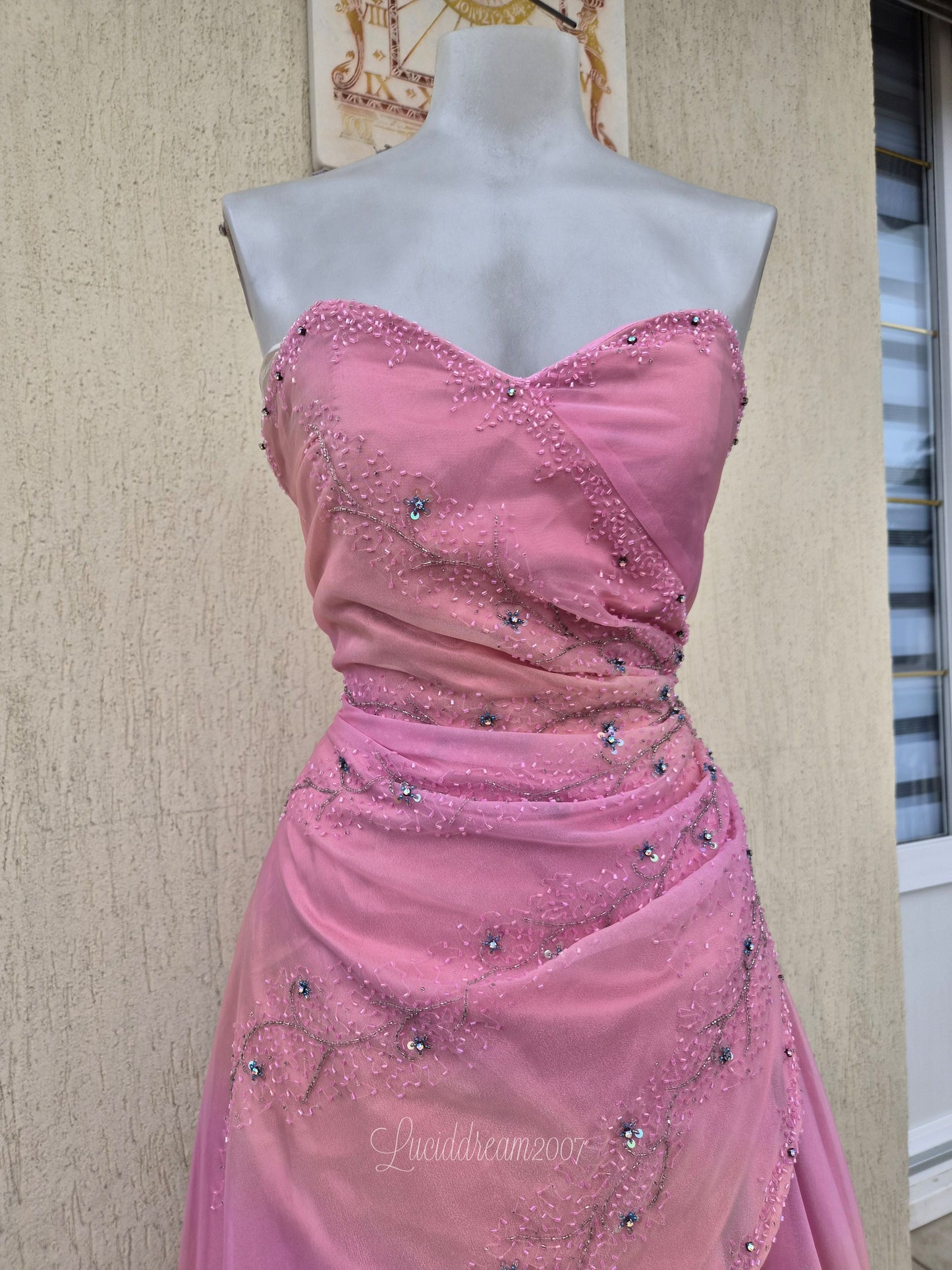 Robe bustier rose brodée
