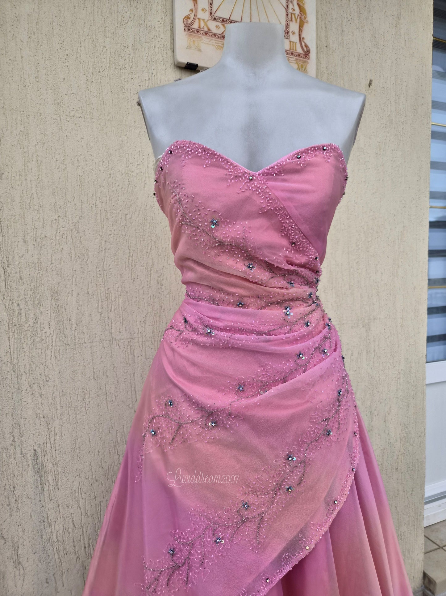Robe bustier rose brodée