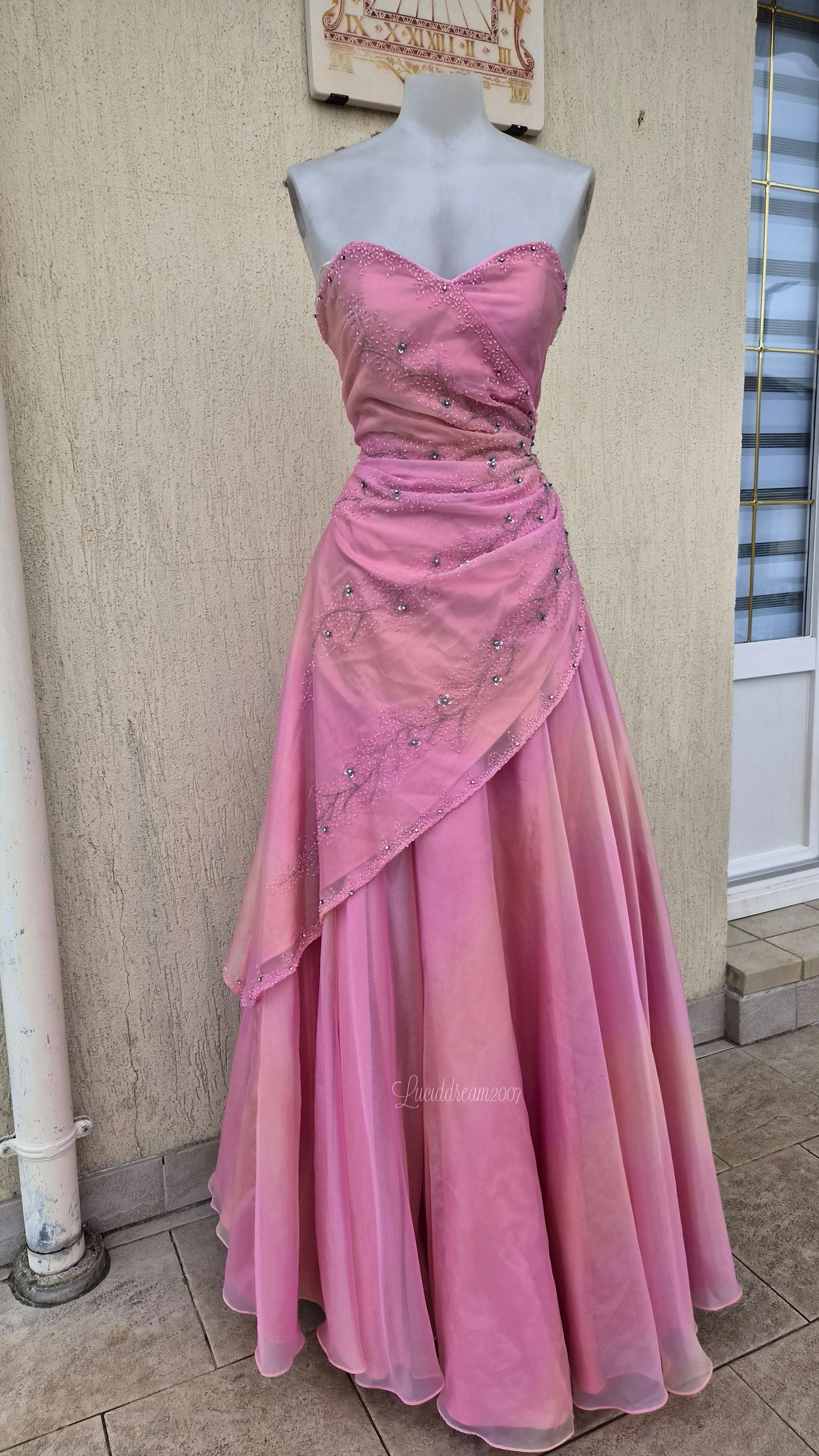 Robe bustier rose brodée