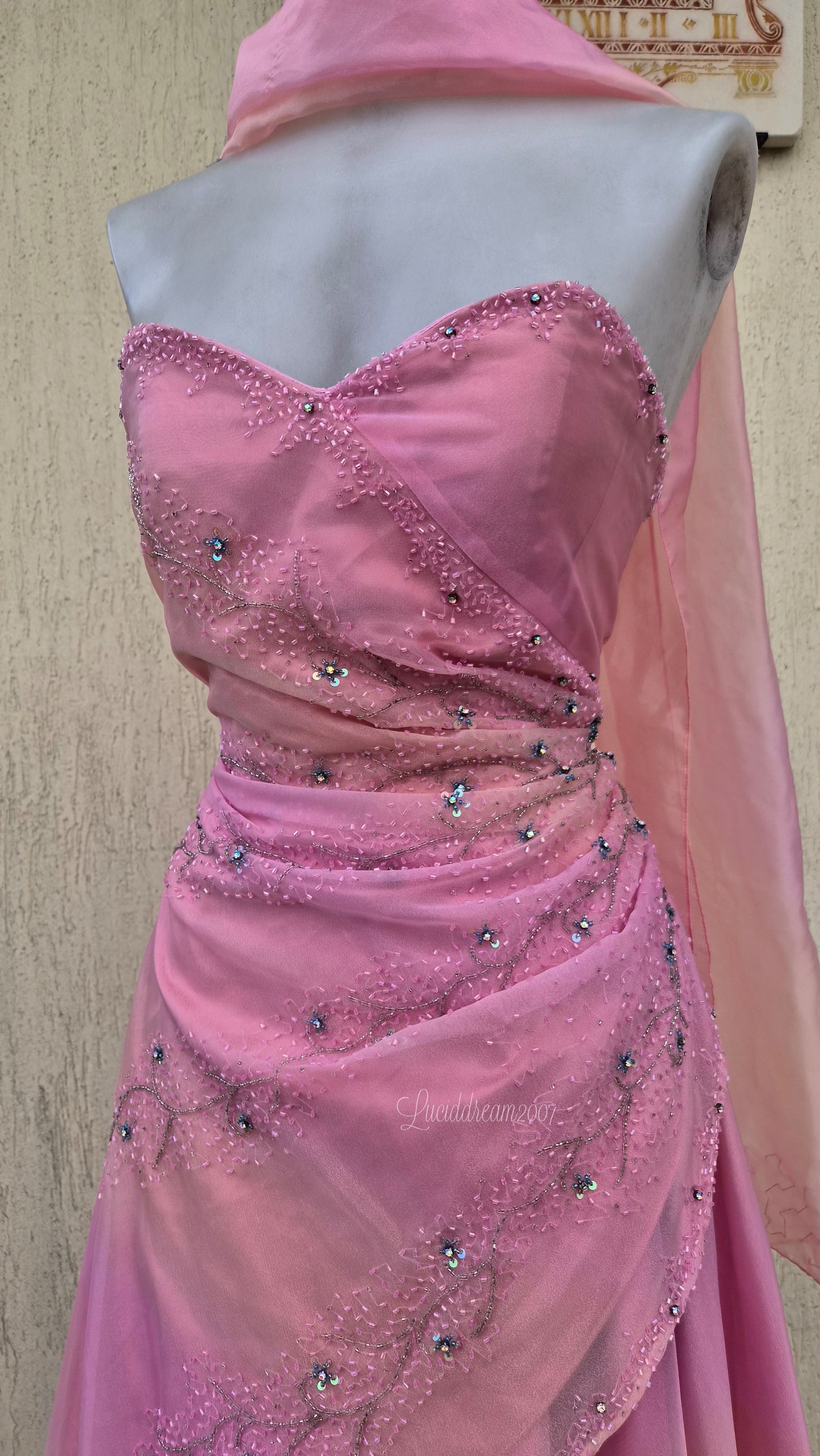 Robe bustier rose brodée