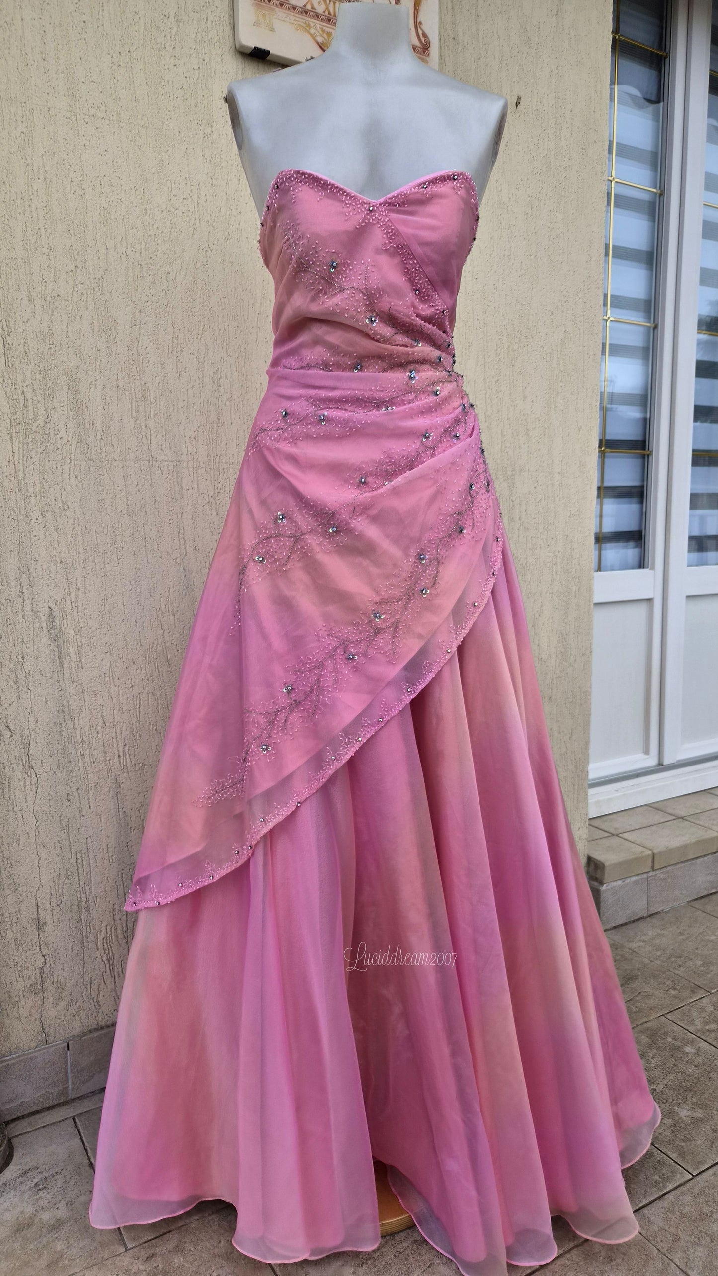 Robe bustier rose brodée