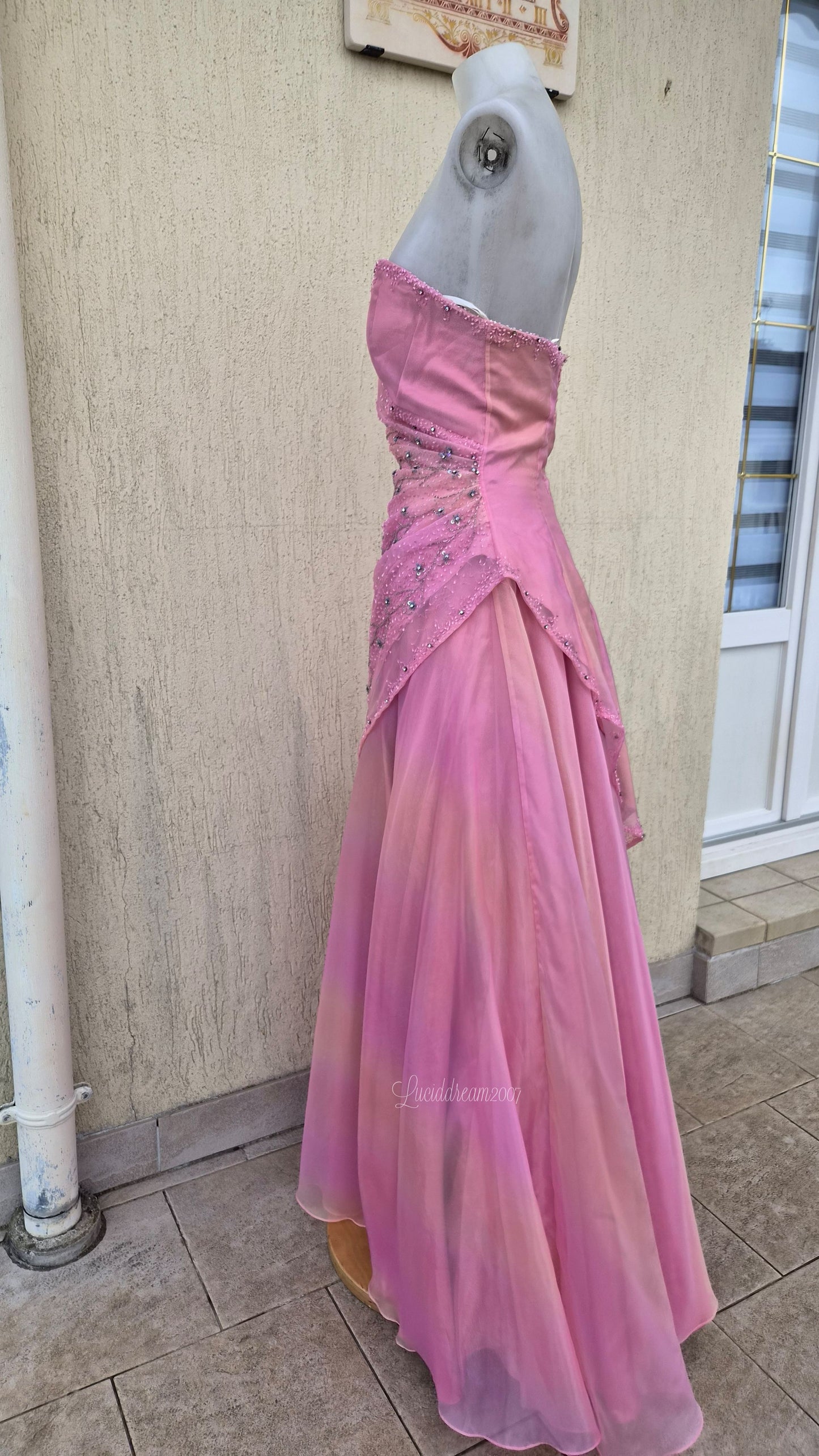 Robe bustier rose brodée