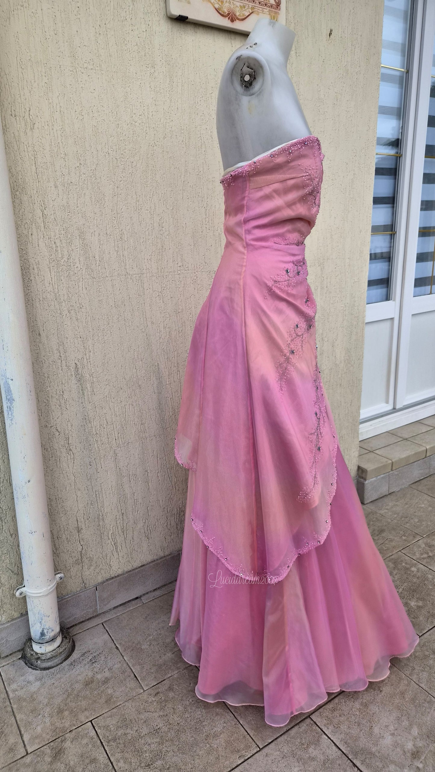 Robe bustier rose brodée