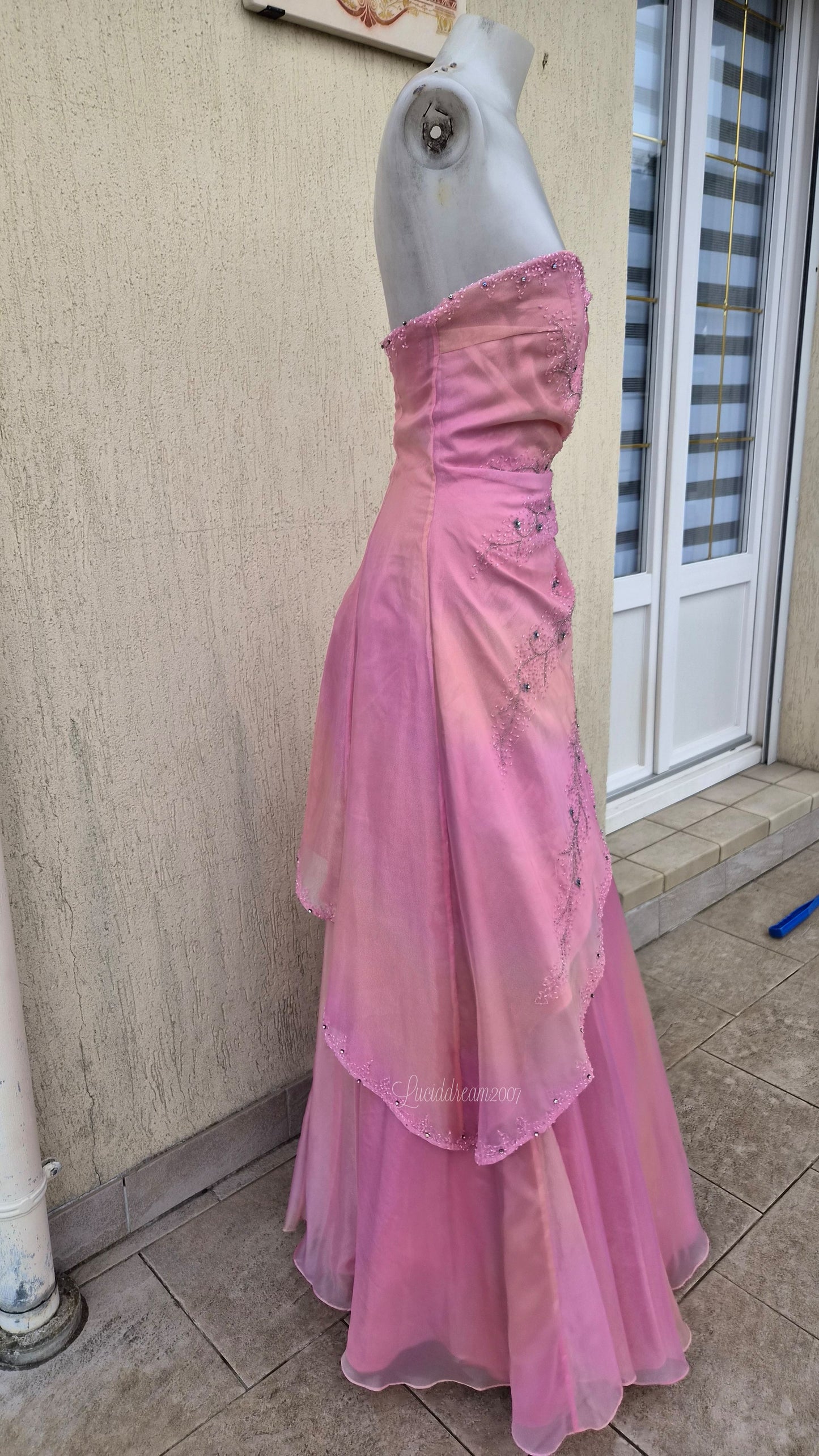 Robe bustier rose brodée