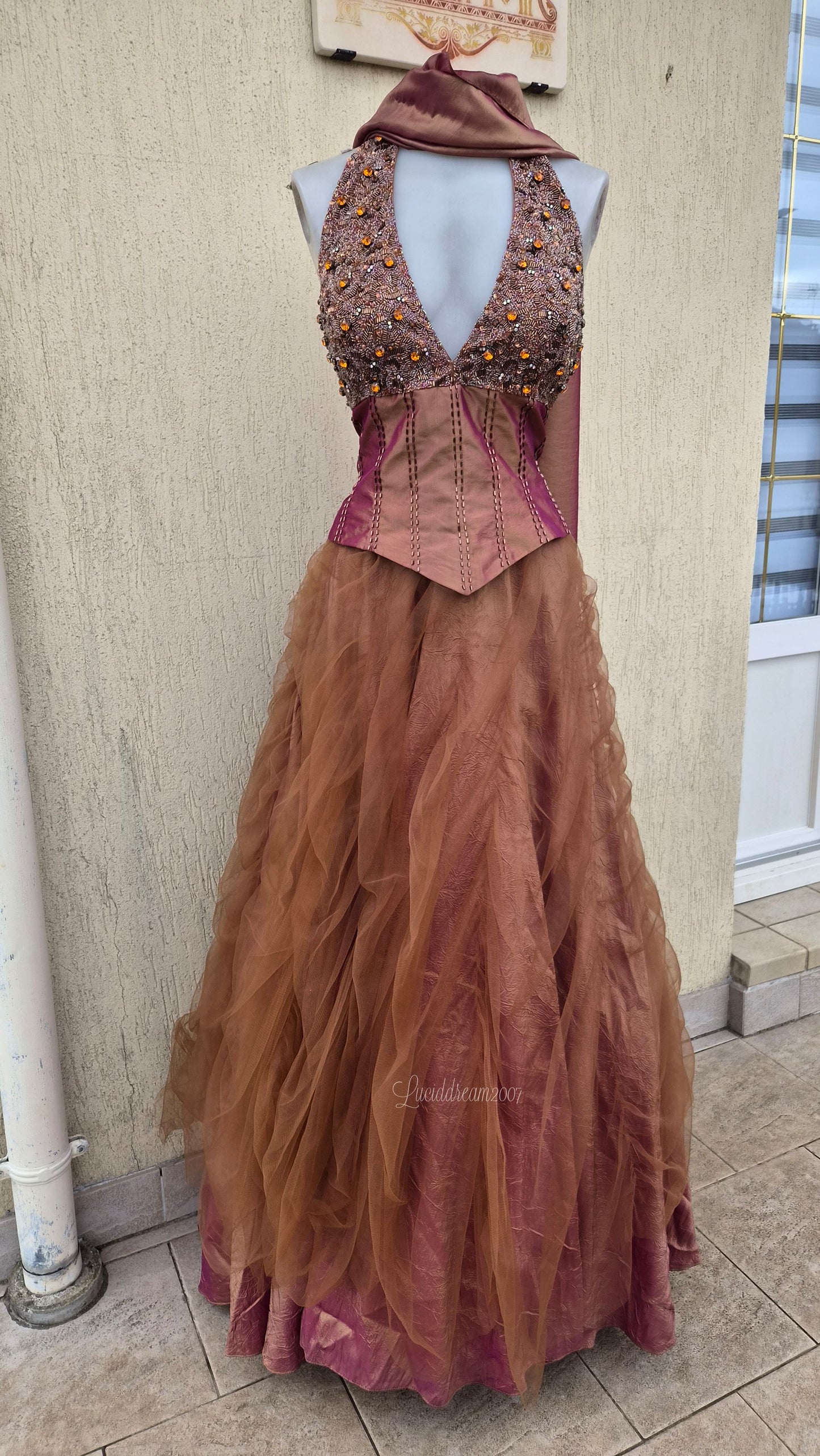 Maxi robe de soirée vintage de chez Bicici. Dos nu avec décolleté orné de pierres et de perlses. Maxi jupon en tulle. Parfaite prom dress fairycore sortie d'une reverie.
