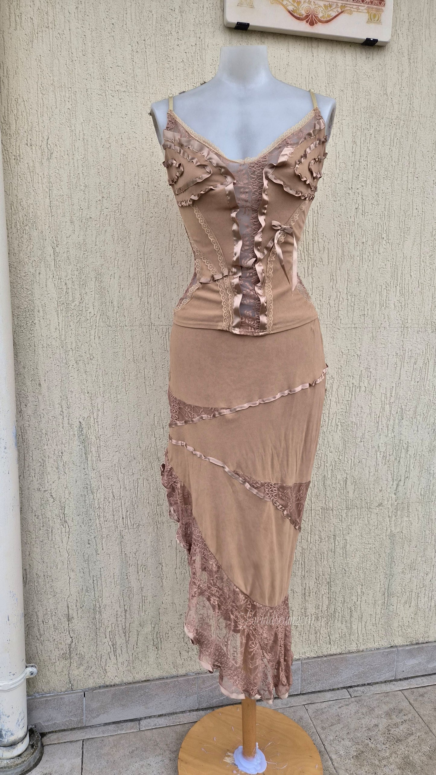 Shop l'ensemble corset + jupe longue asymétrique camel. Dentelle, froufrous satin, style 2000s alt, Y2K aesthetic, féerique & goth. Pièce unique vintage.