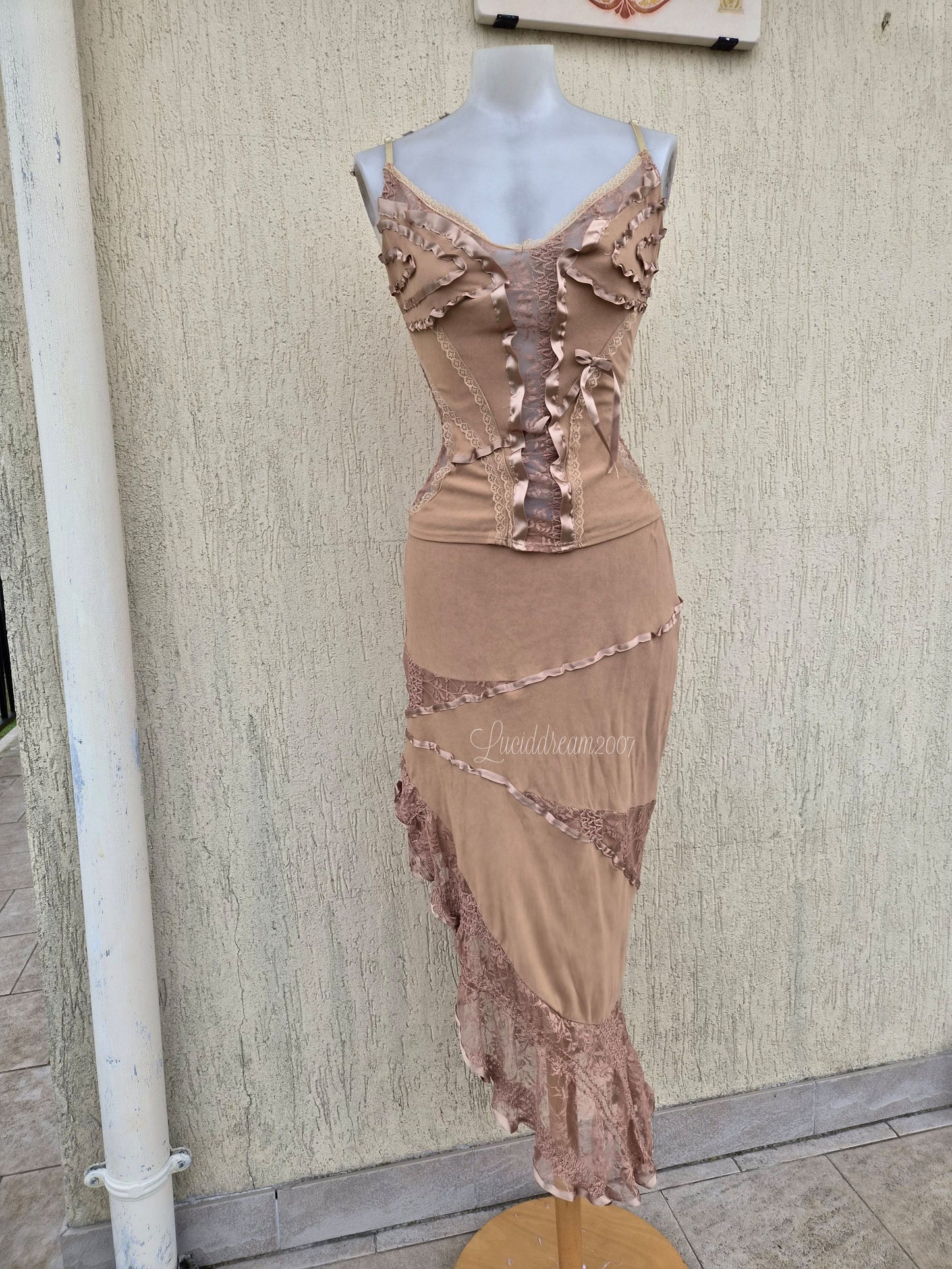 Ensemble camel détails dentelle