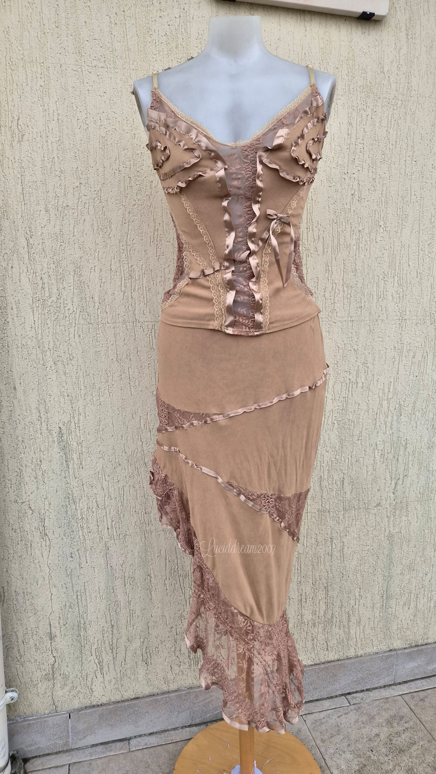 Ensemble camel détails dentelle