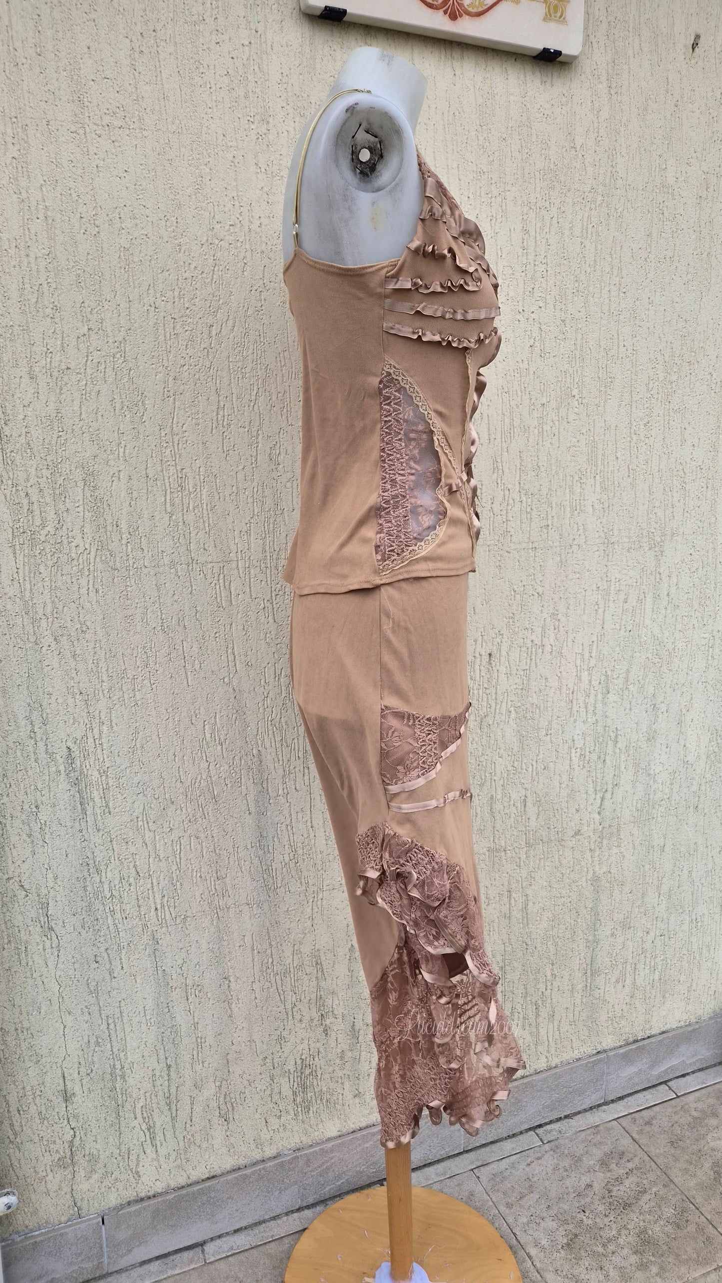 Ensemble camel détails dentelle