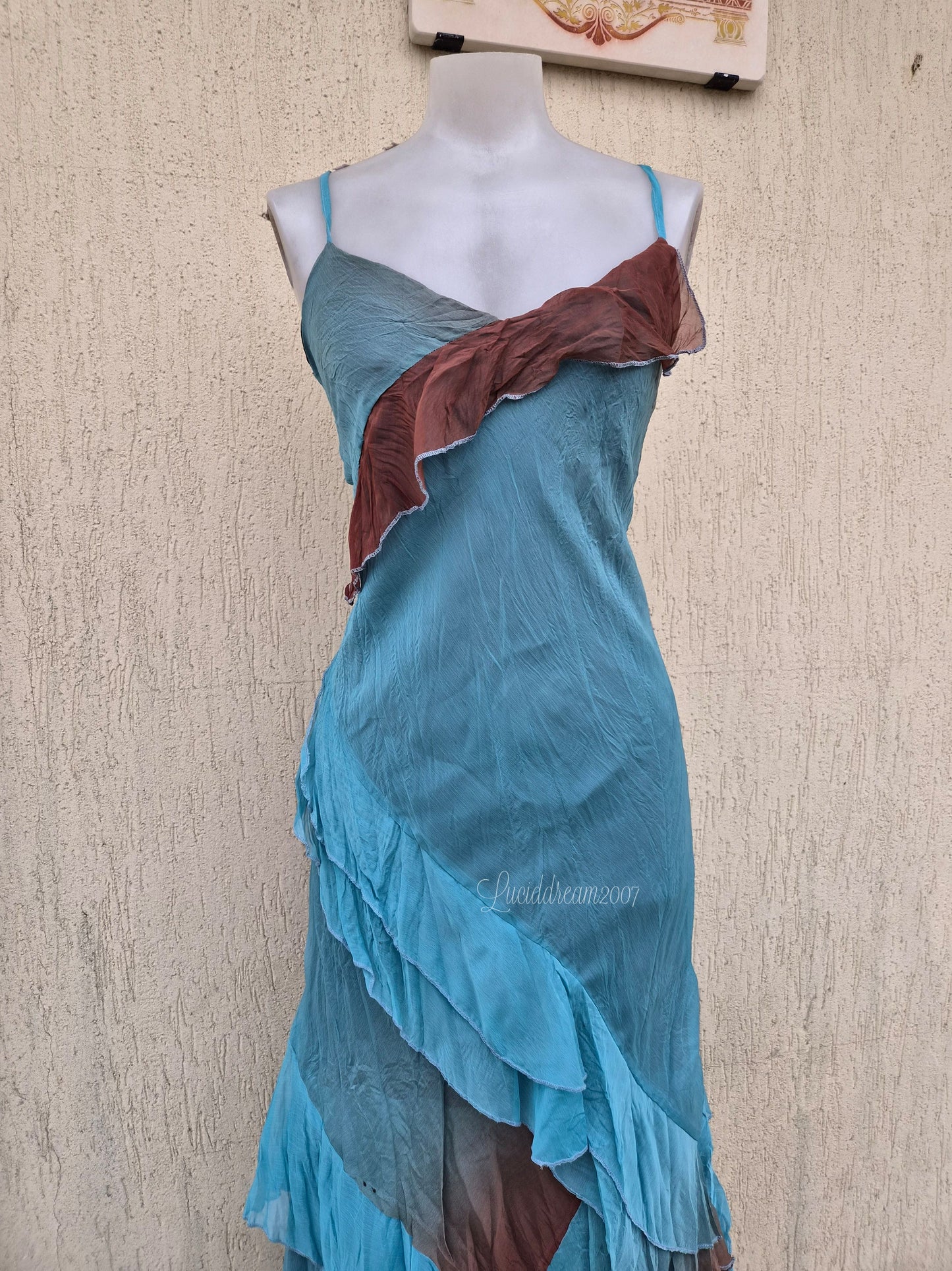 Robe en voile bleue et marron