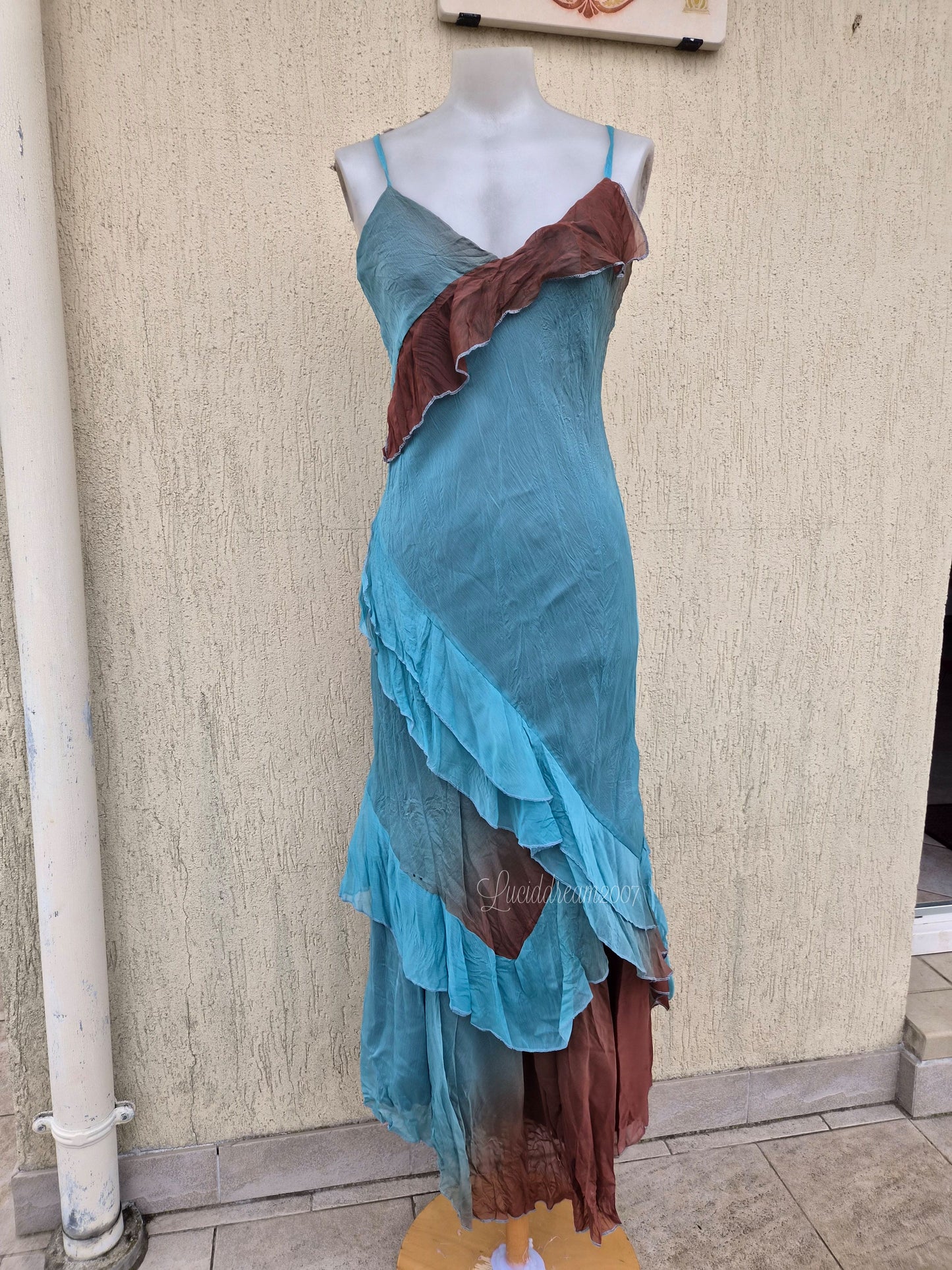 Robe en voile bleue et marron