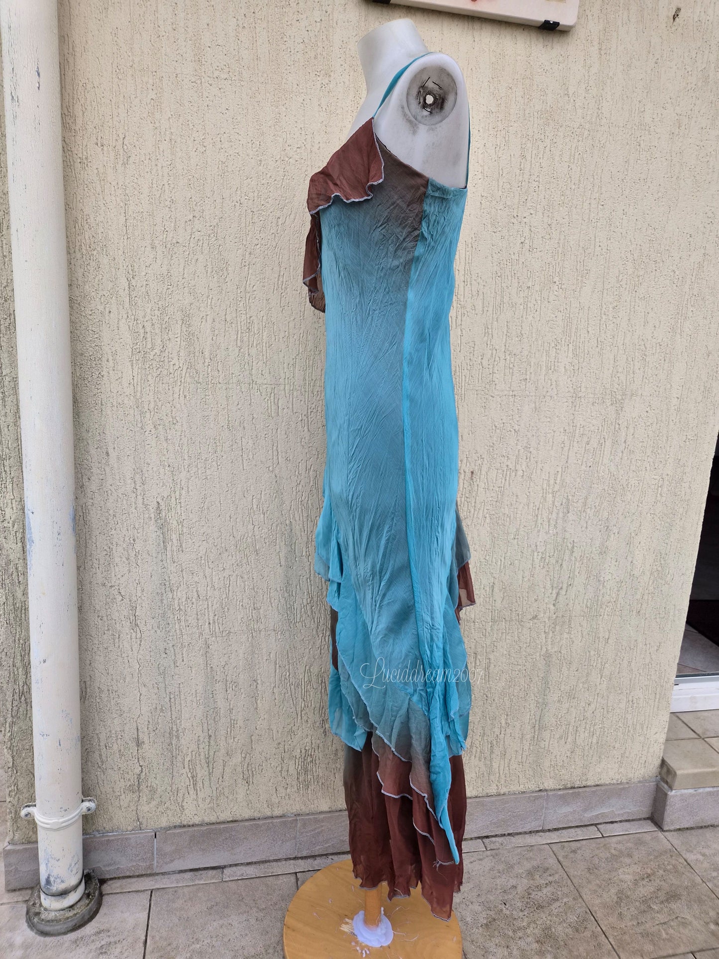 Robe en voile bleue et marron