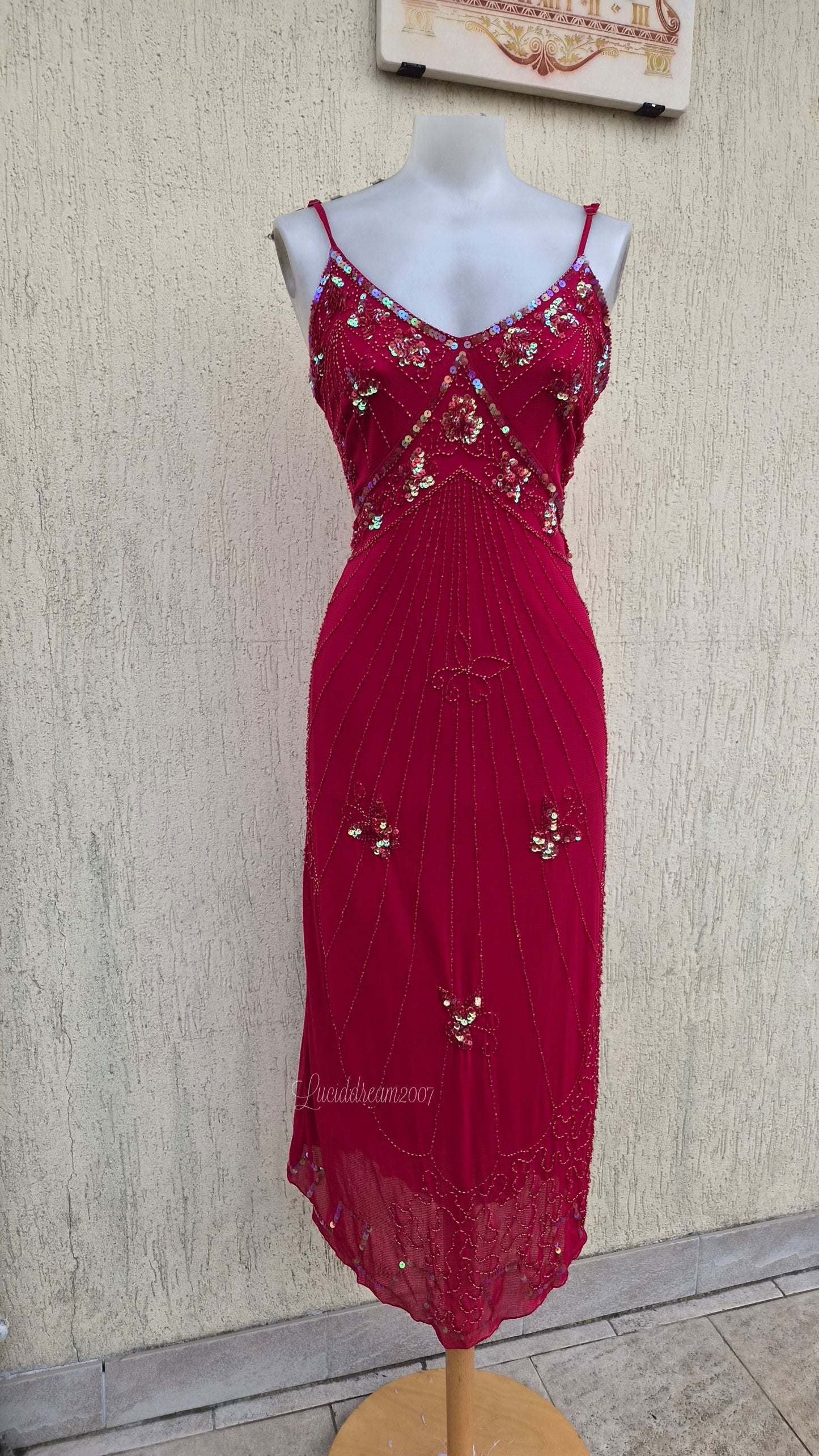 Robe fairycore en voile rouge brodée de sequins floraux et de papillon. Incontournable fairydress Maner