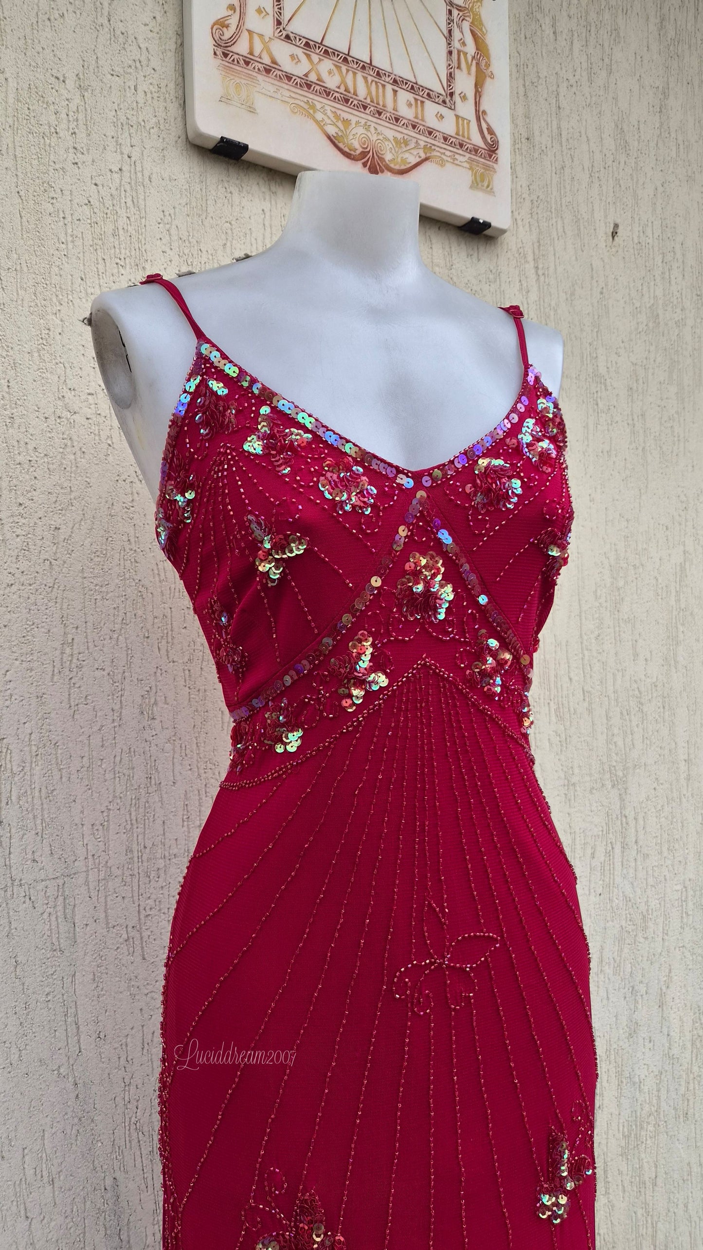 Robe en voile brodé rouge