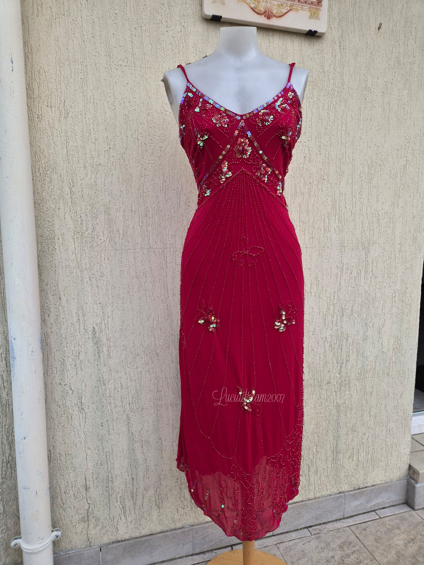 Robe en voile brodé rouge