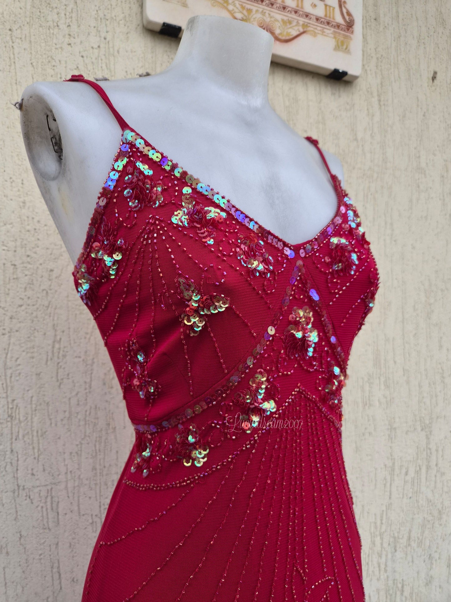Robe en voile brodé rouge