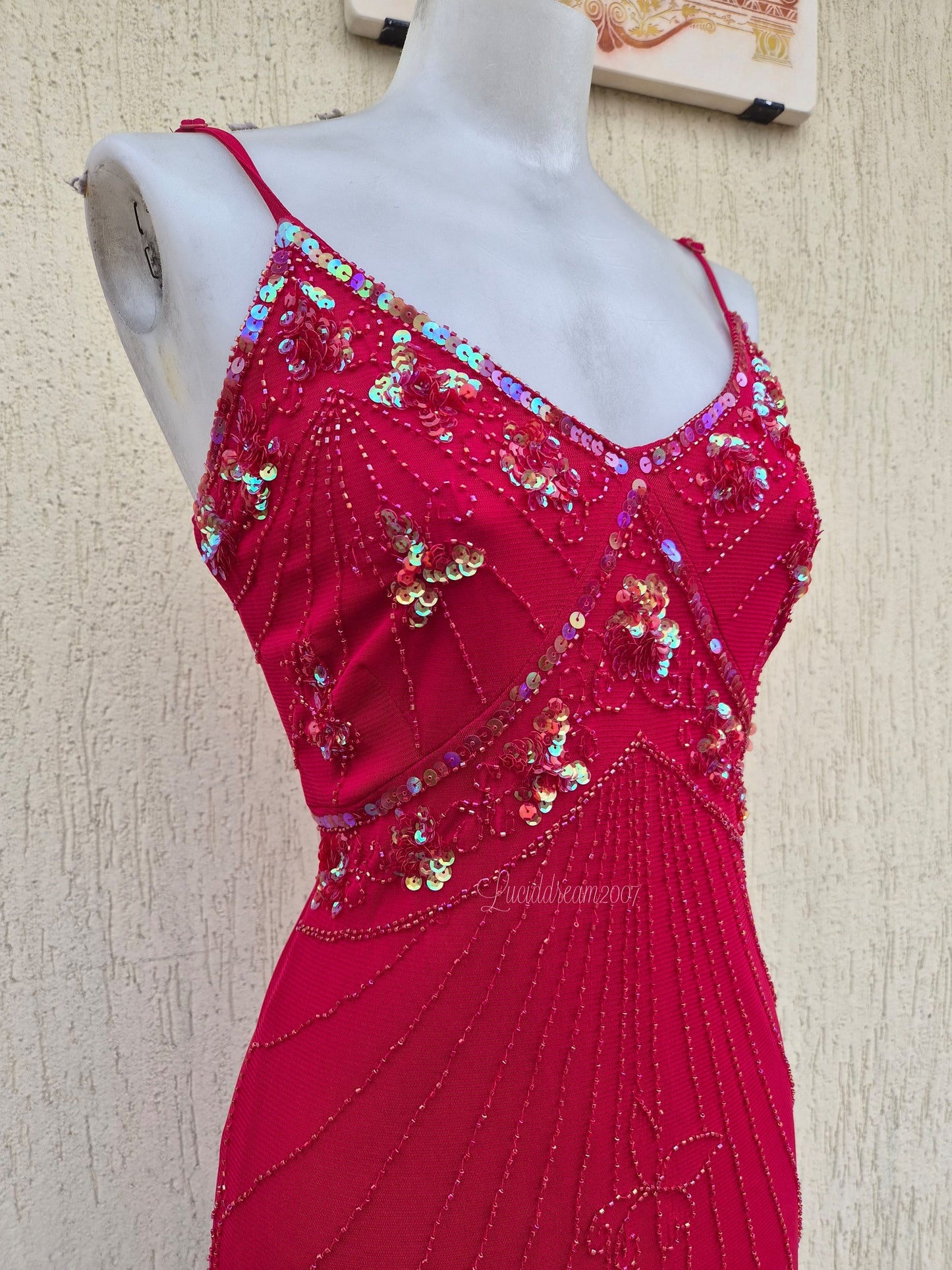 Robe en voile brodé rouge