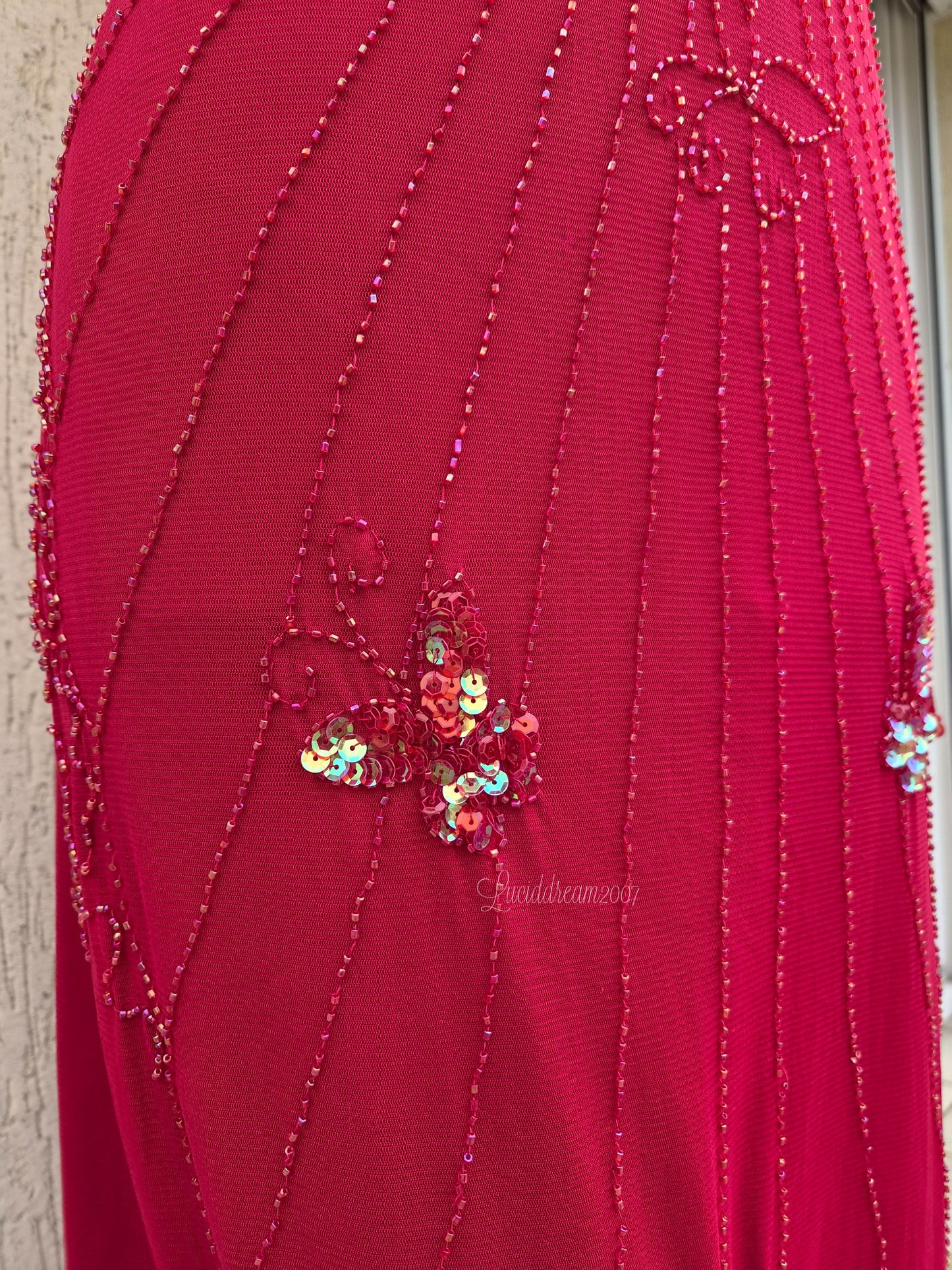 Robe en voile brodé rouge