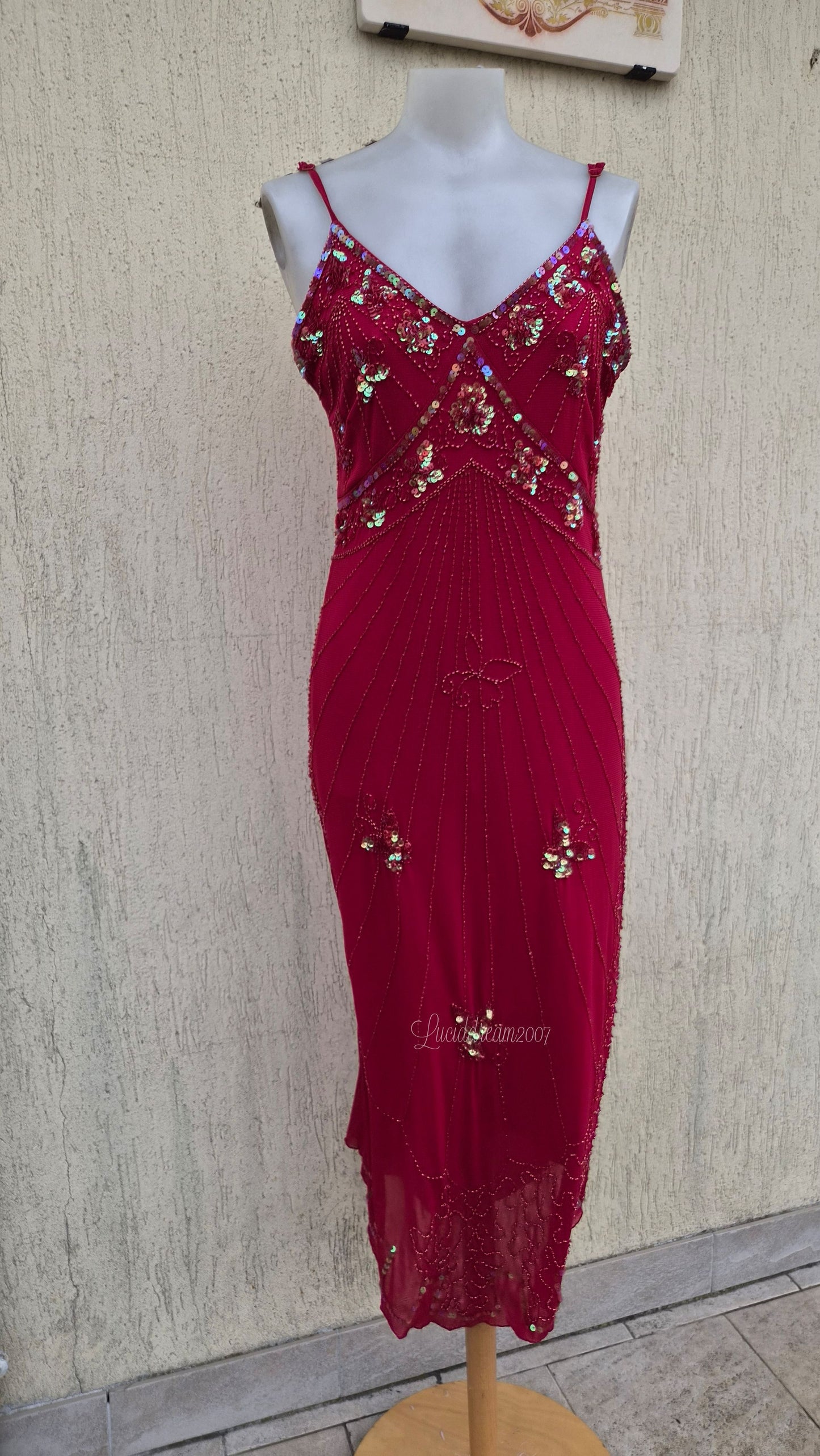 Robe en voile brodé rouge