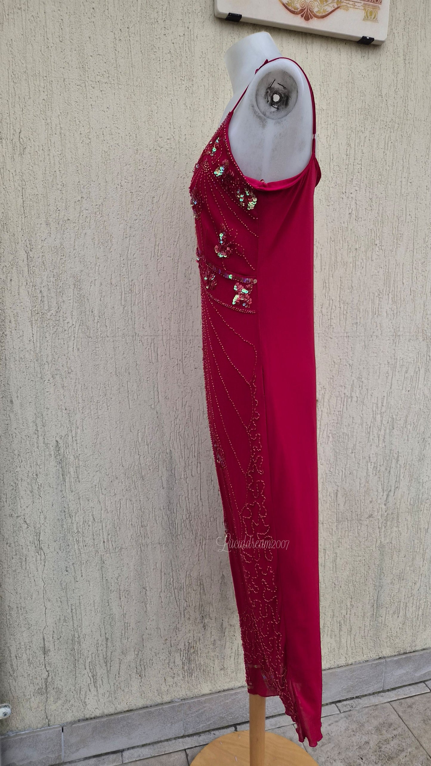 Robe en voile brodé rouge
