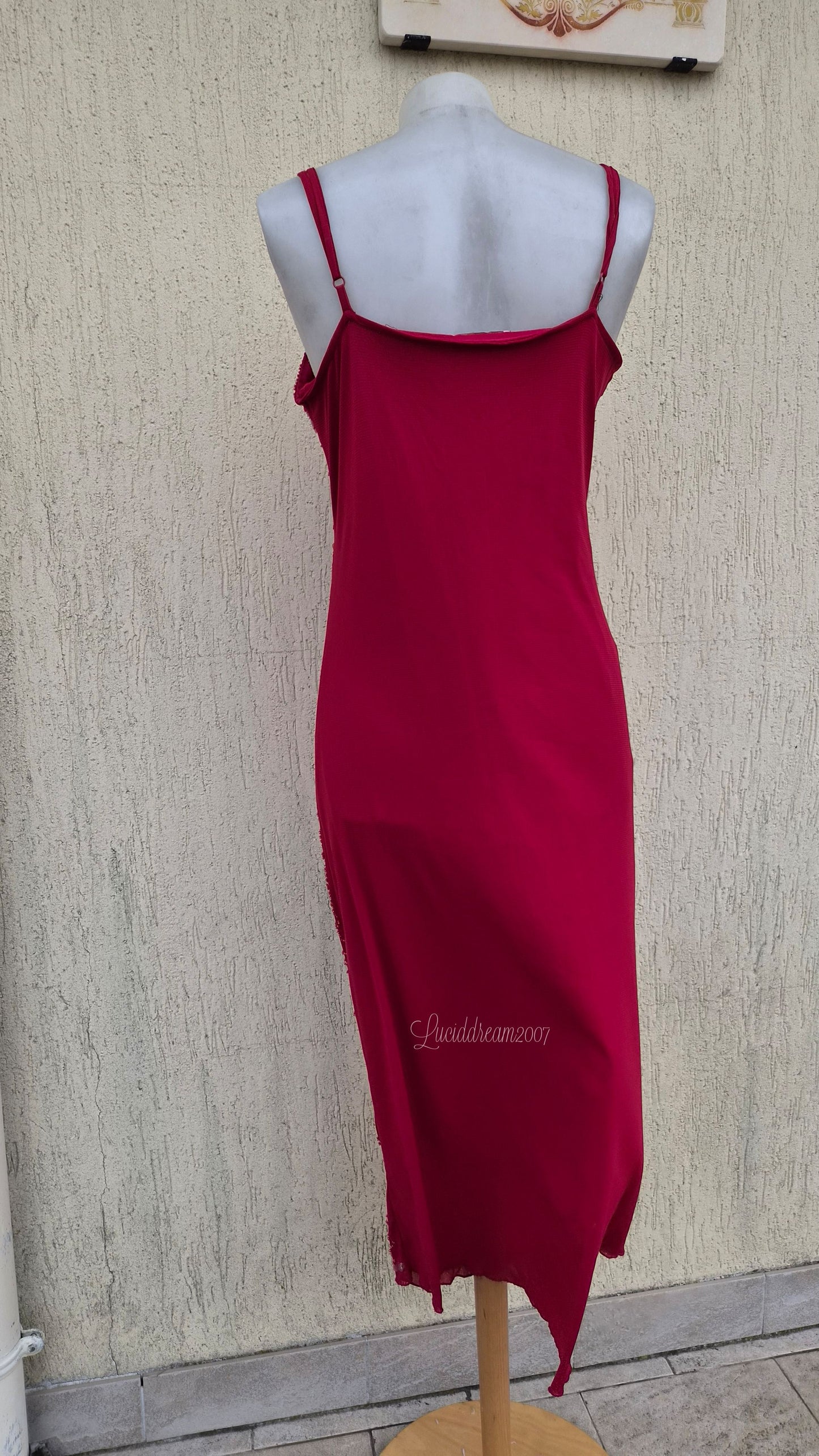 Robe en voile brodé rouge