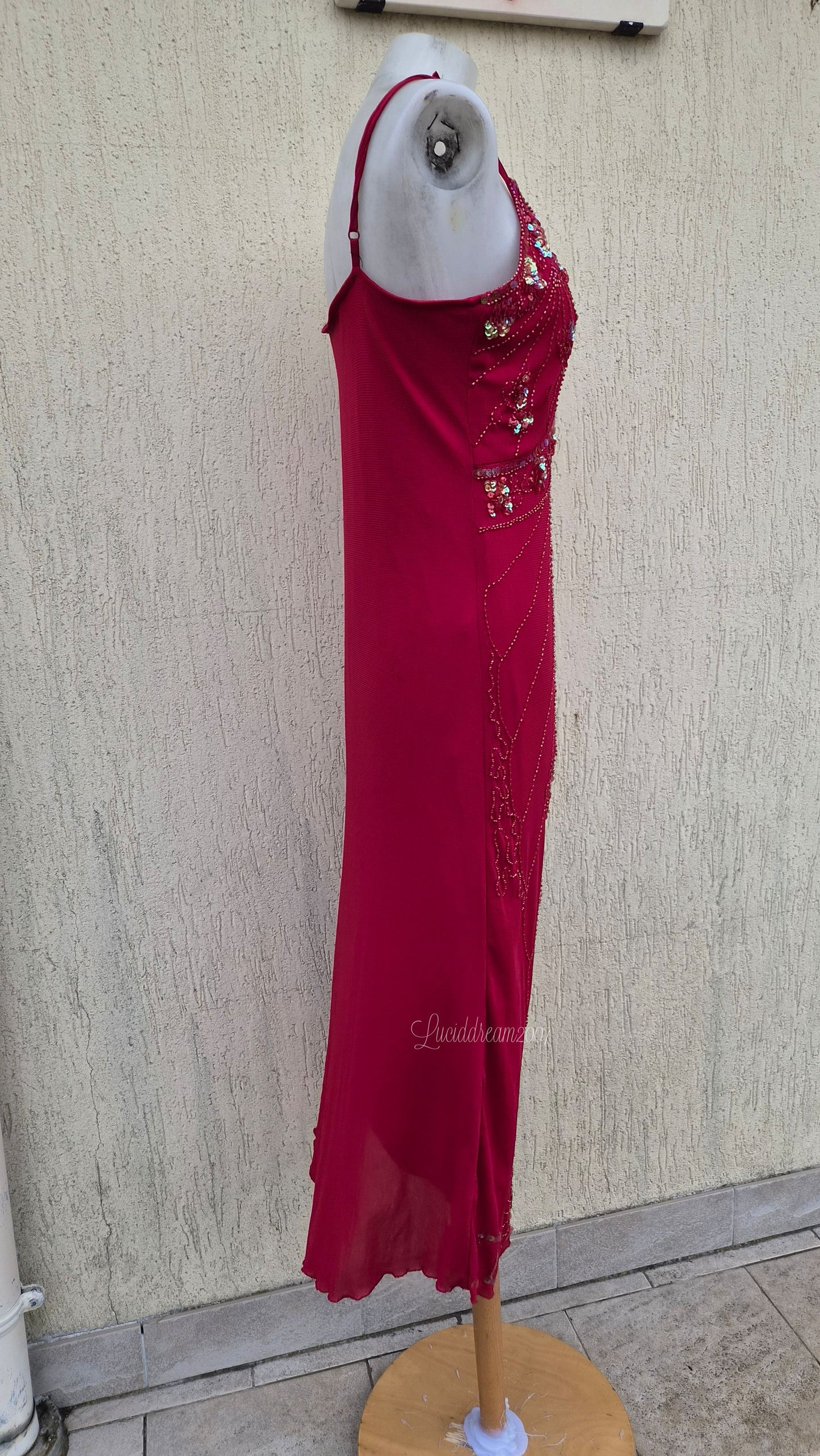 Robe en voile brodé rouge