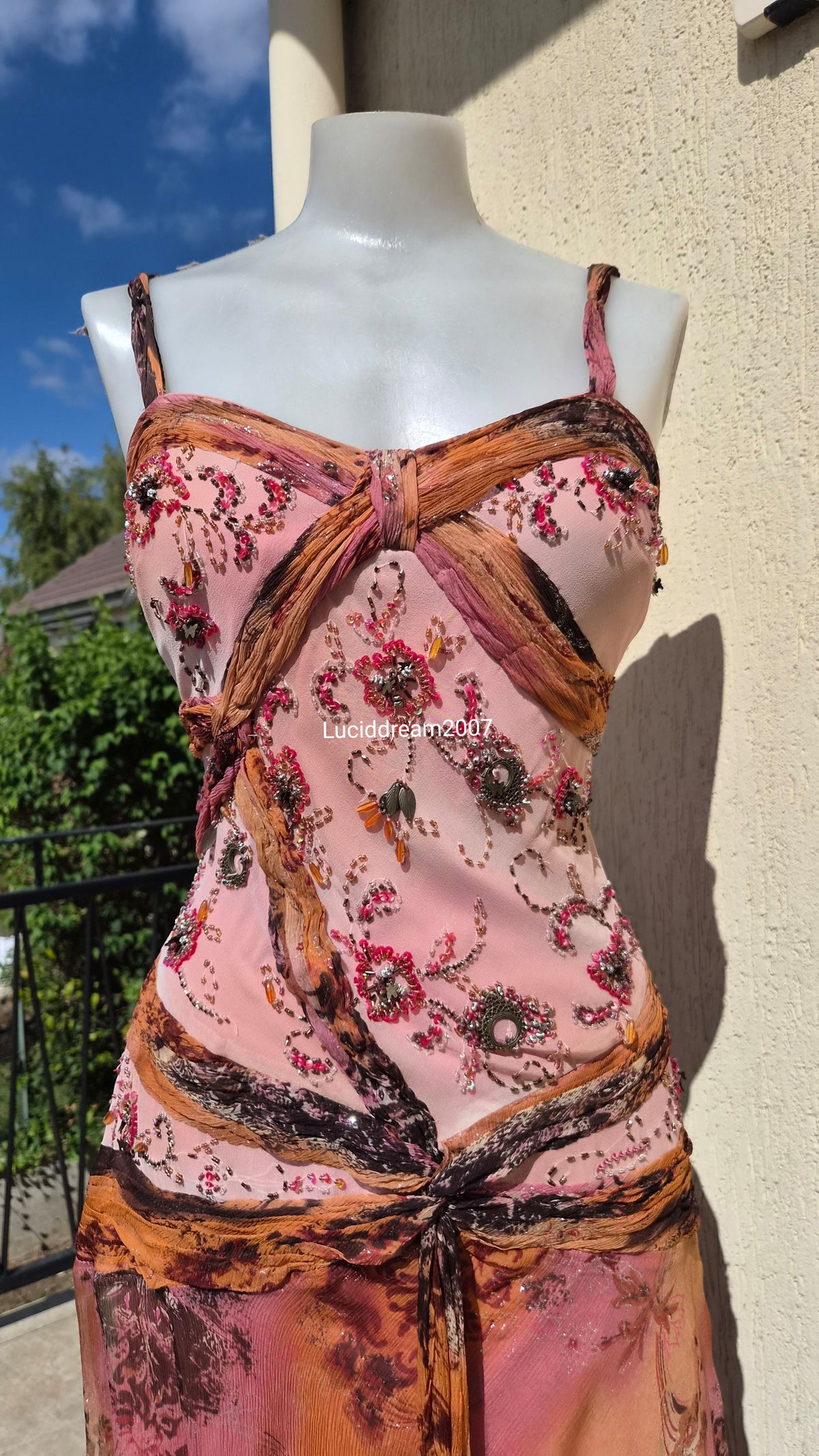 Robe brodée tons roses et orange