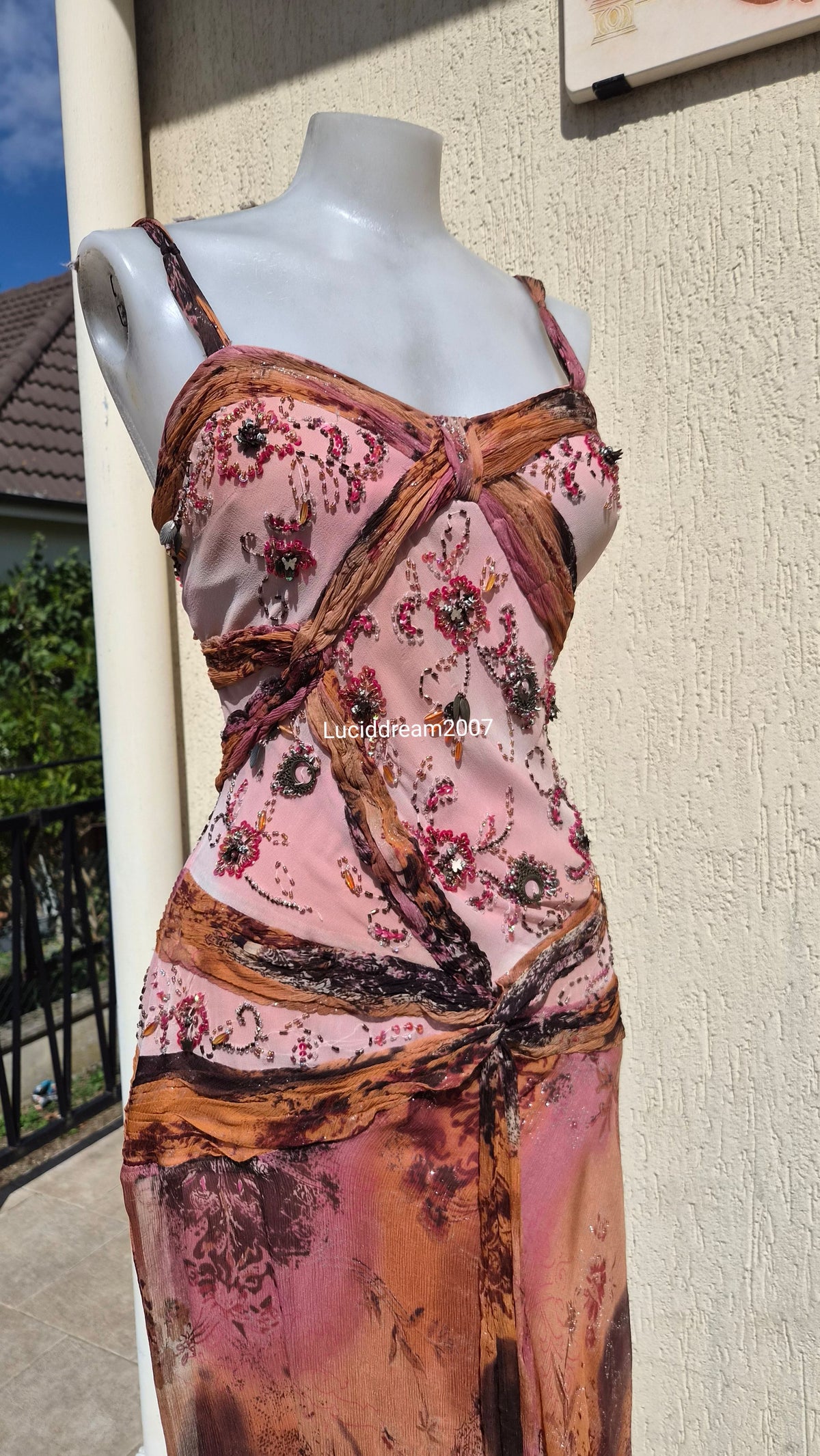 Robe brodée tons roses et orange
