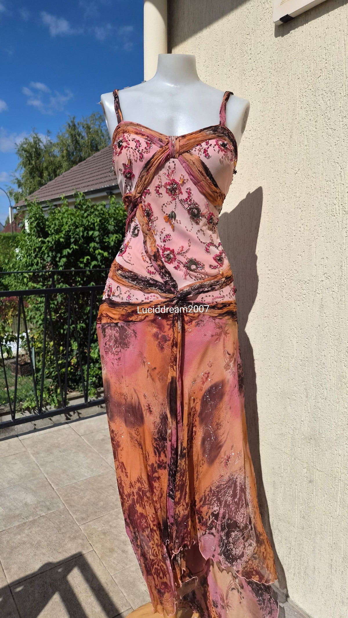 Robe brodée tons roses et orange