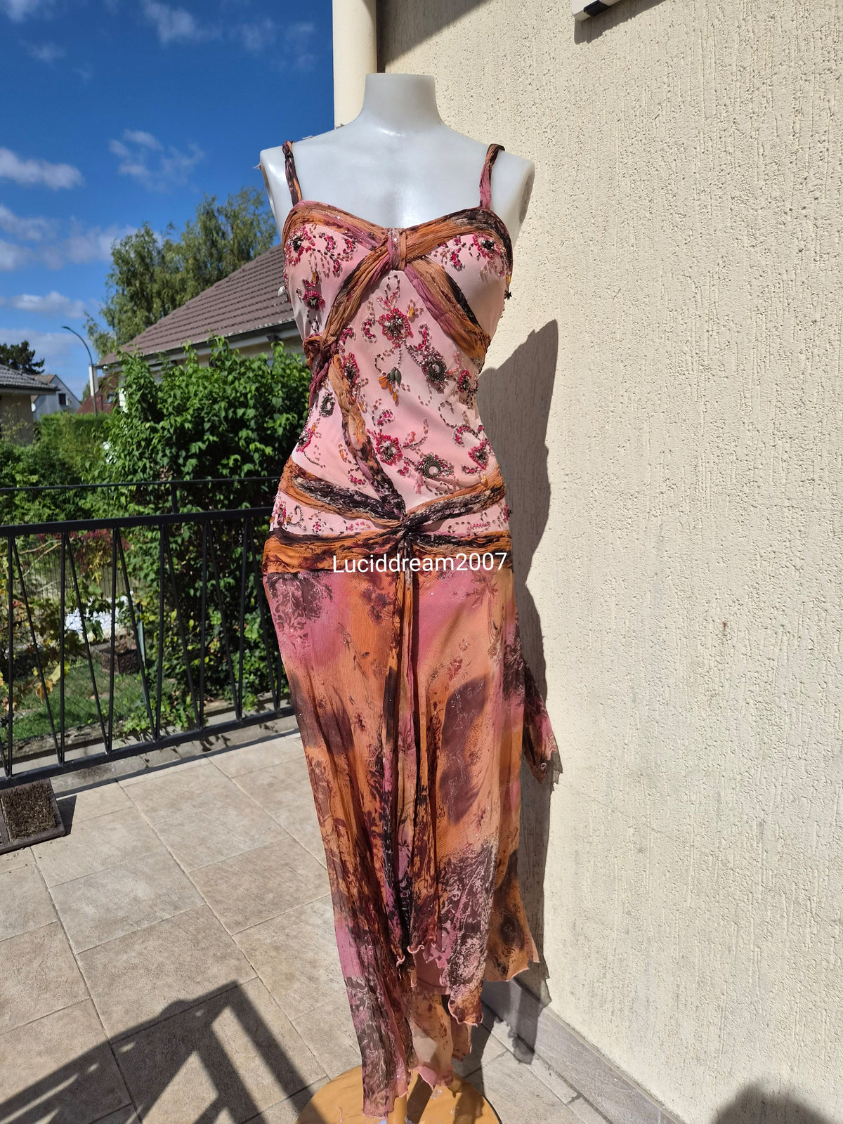 Robe brodée tons roses et orange