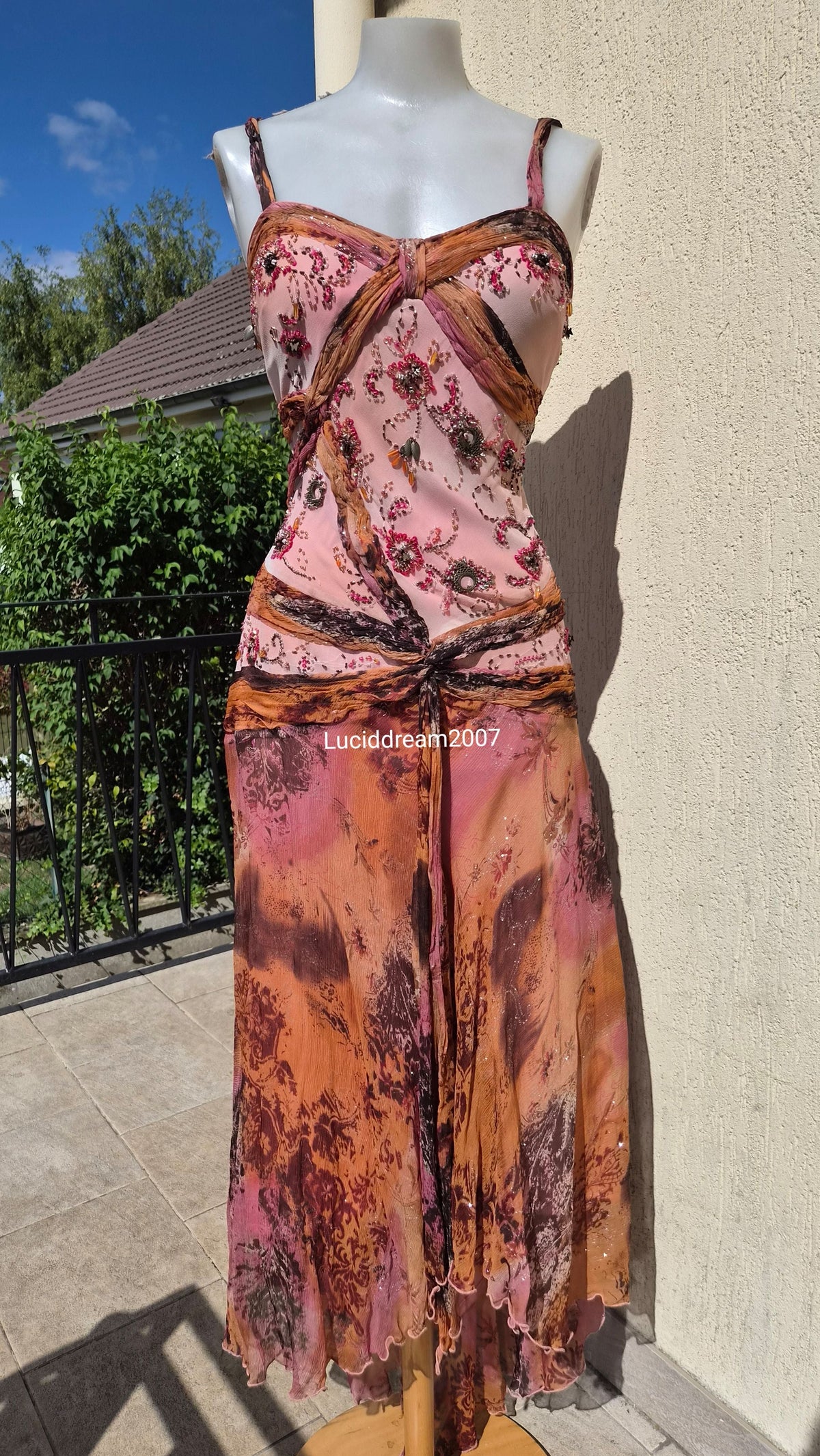 Robe brodée tons roses et orange