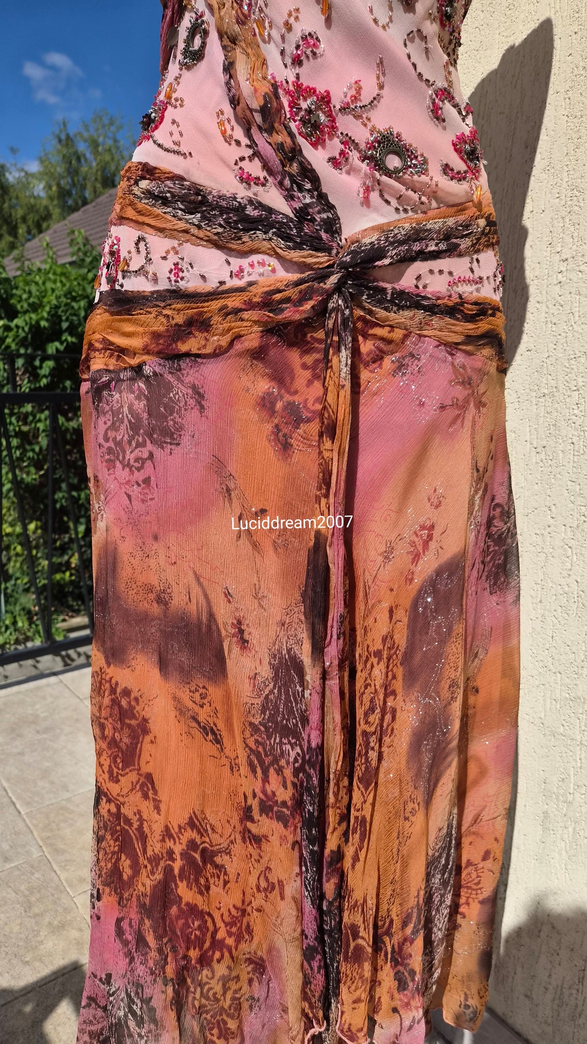 Robe brodée tons roses et orange