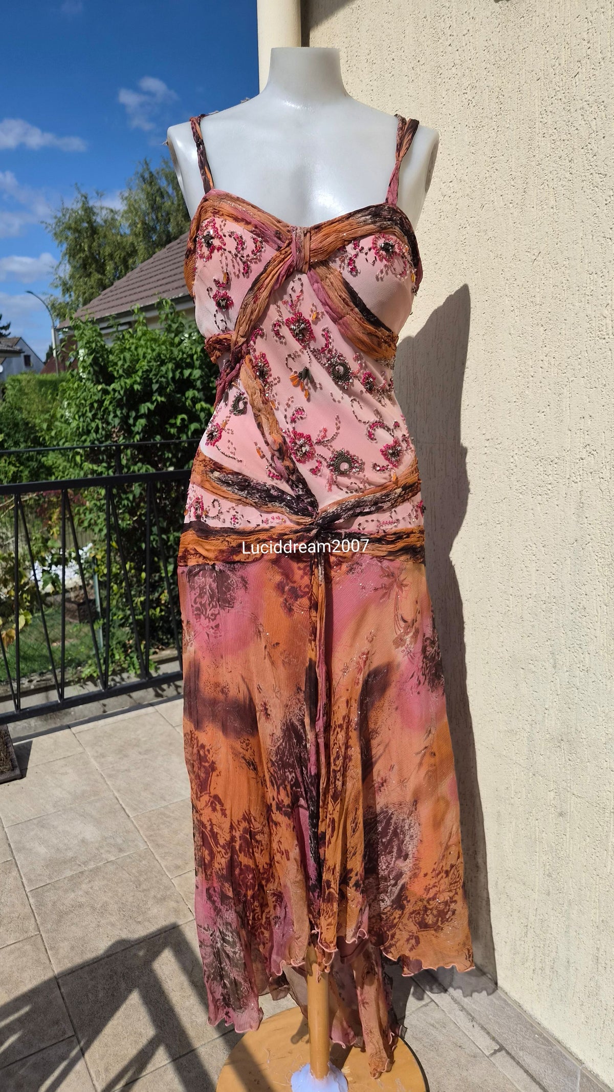 Robe brodée tons roses et orange