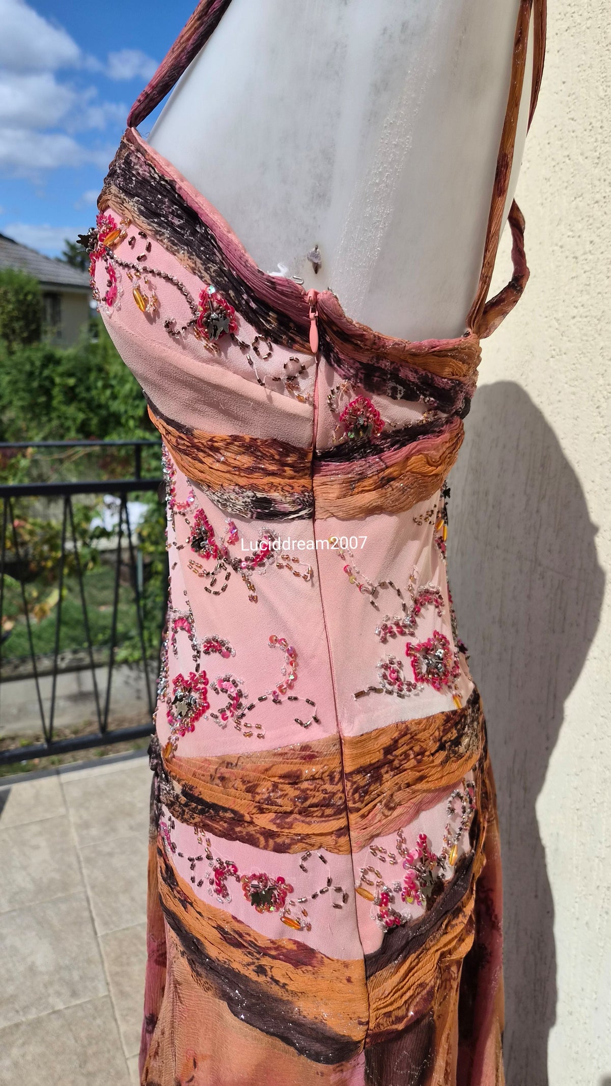 Robe brodée tons roses et orange