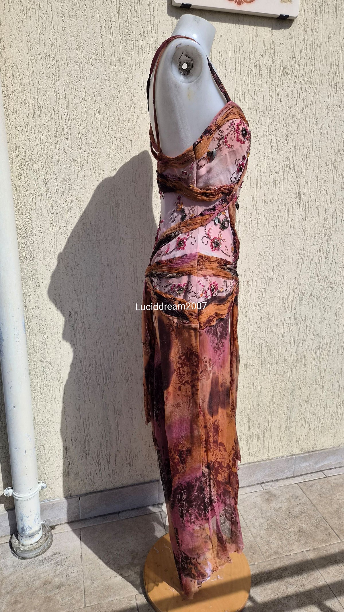 Robe brodée tons roses et orange