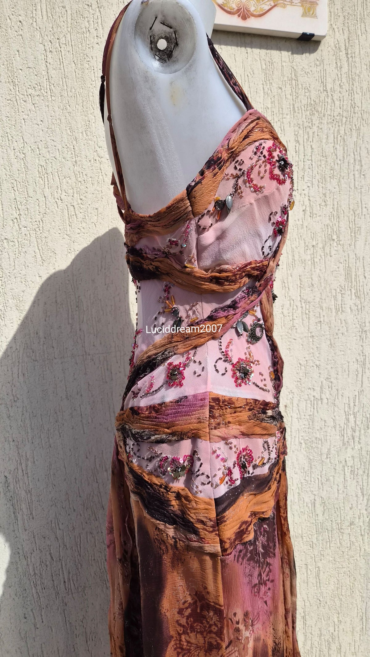 Robe brodée tons roses et orange