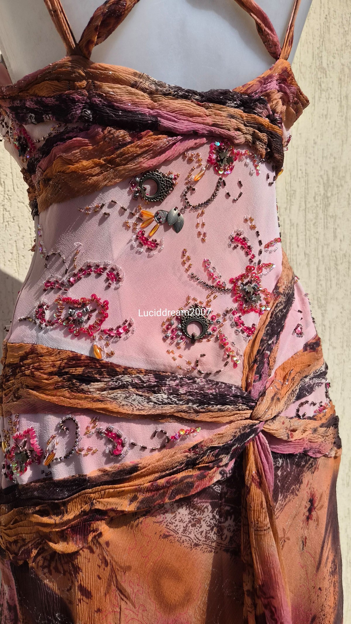 Robe brodée tons roses et orange