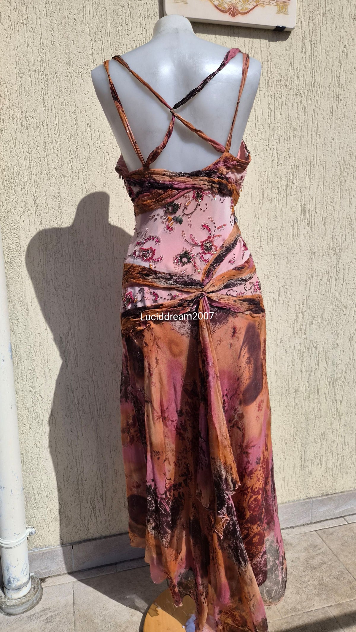 Robe brodée tons roses et orange