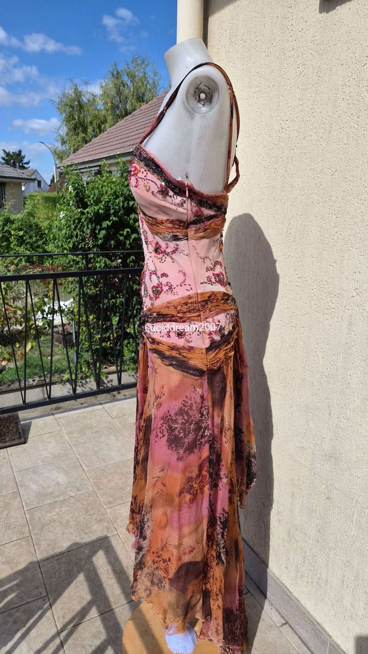Robe brodée tons roses et orange