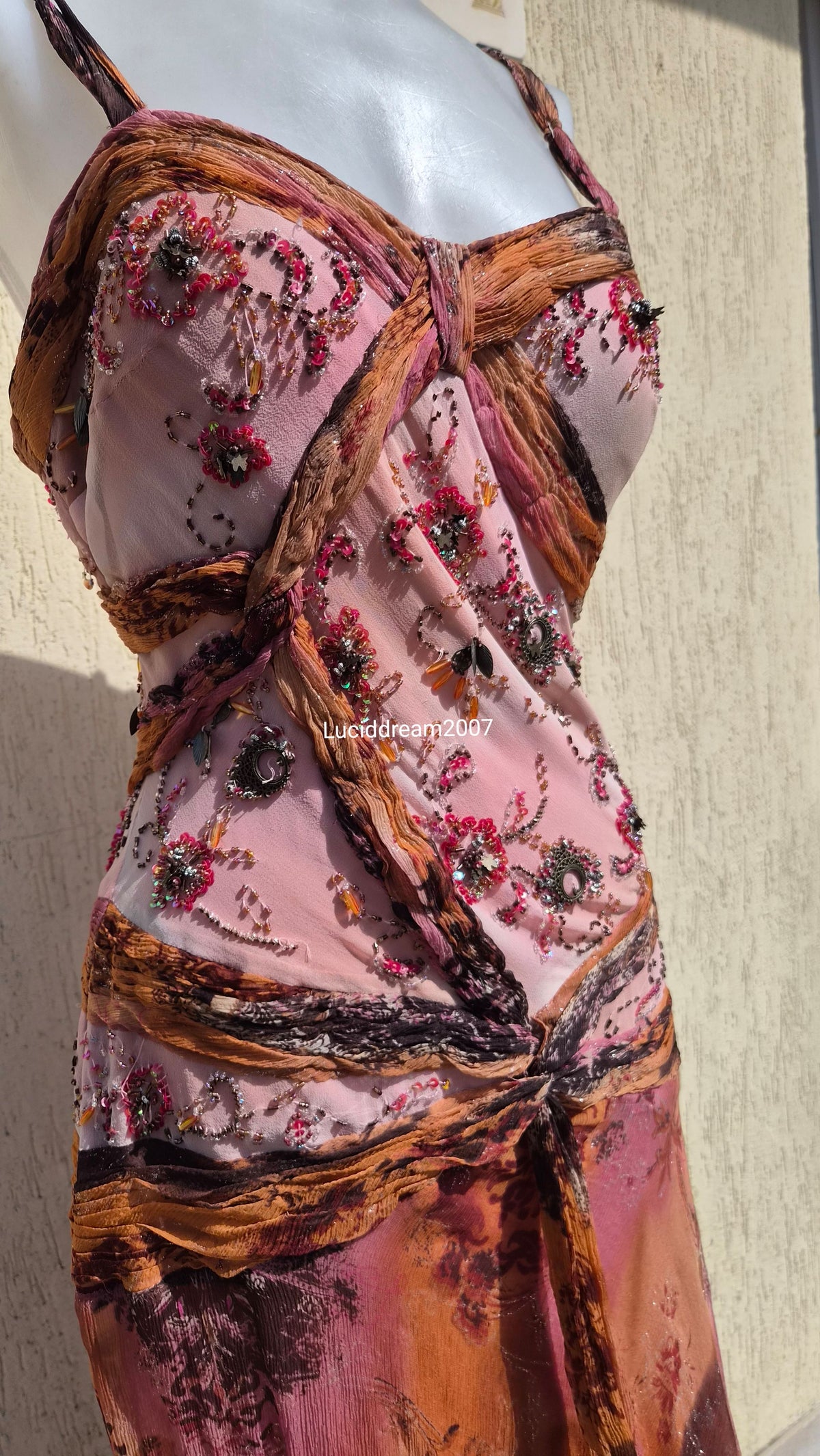 Robe brodée tons roses et orange