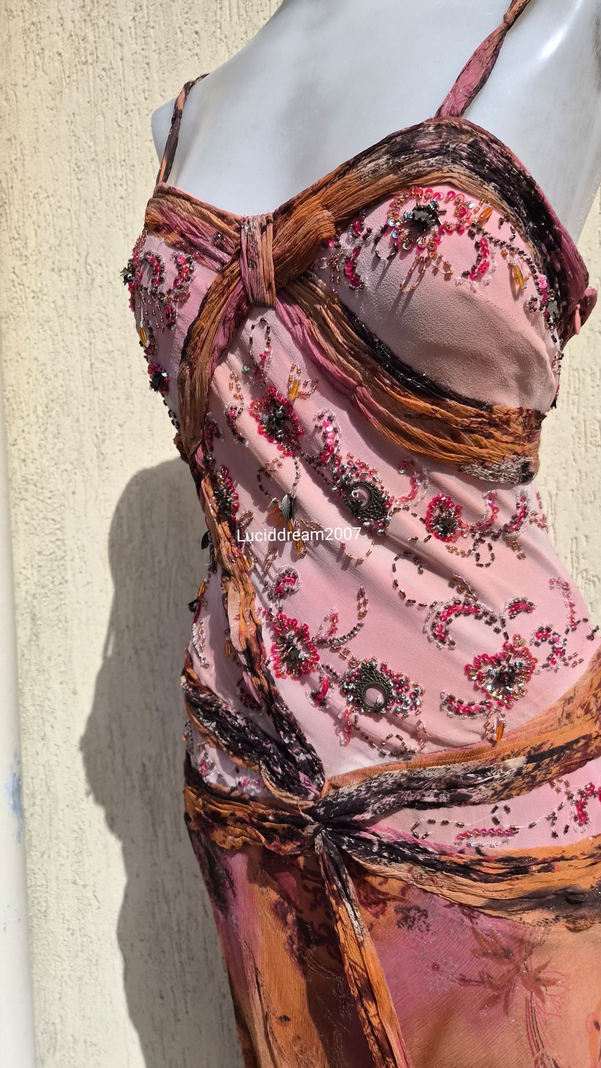 Robe brodée tons roses et orange