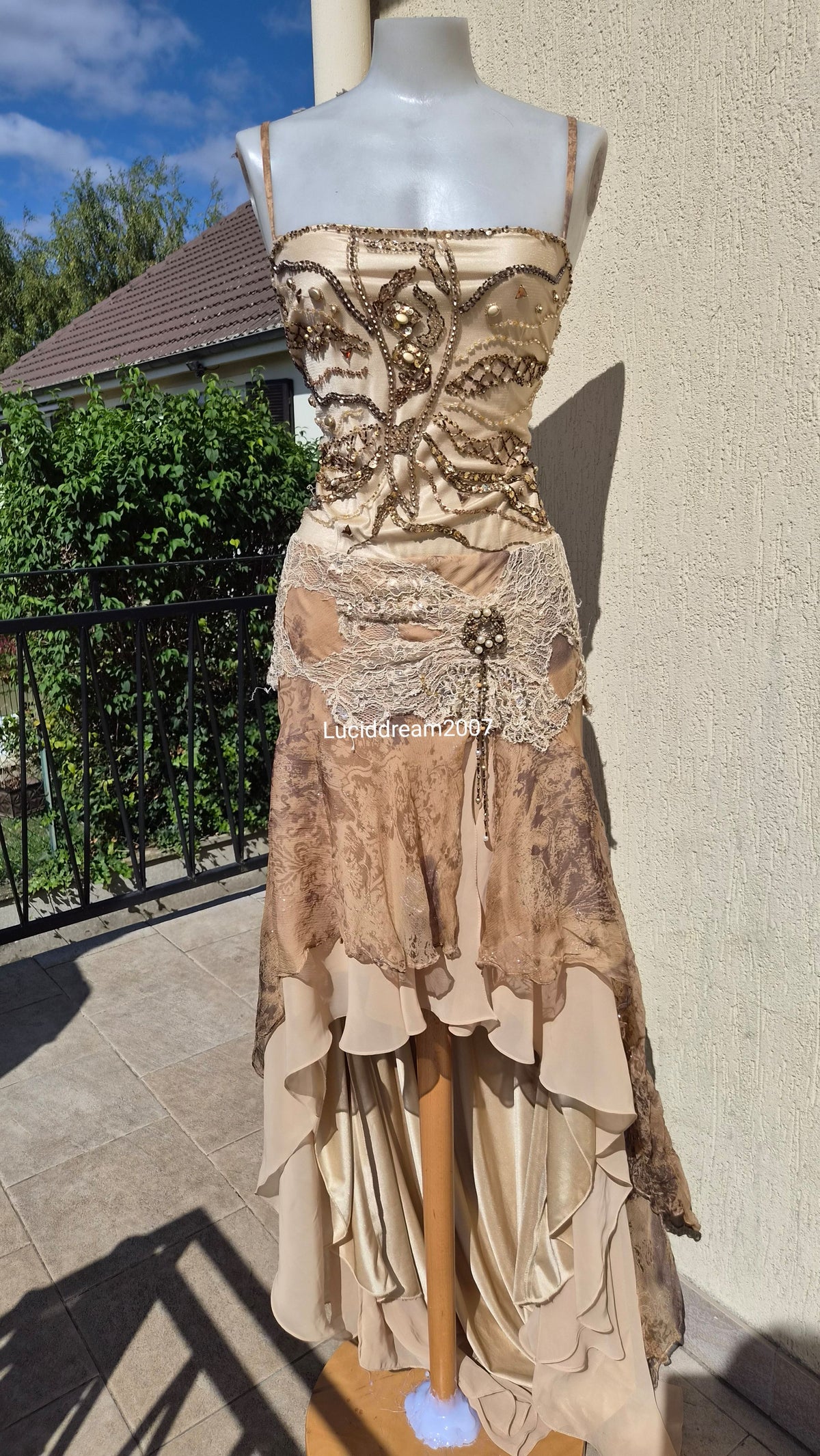 Robe en soie brodée dos transparent