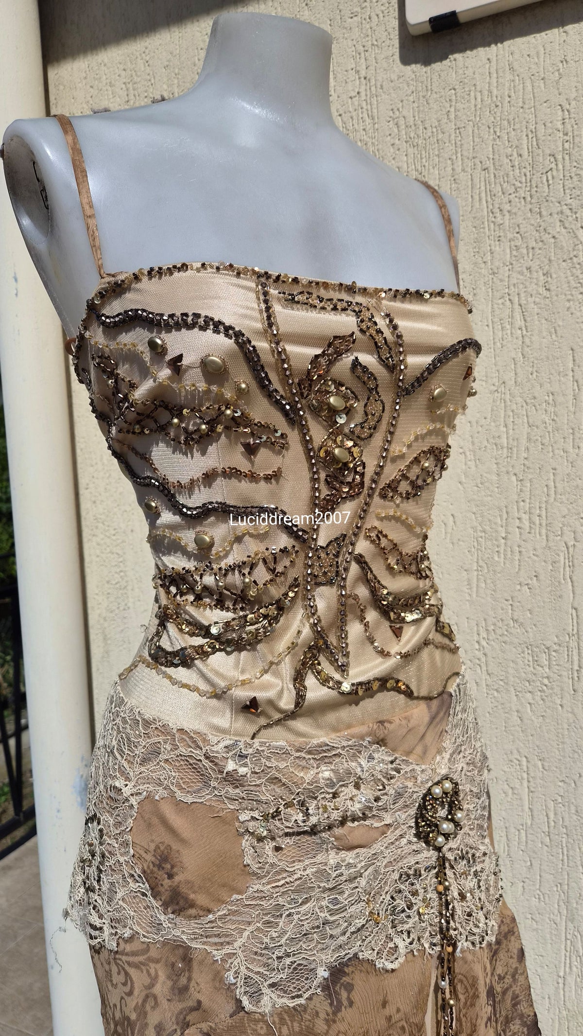 Robe en soie brodée dos transparent