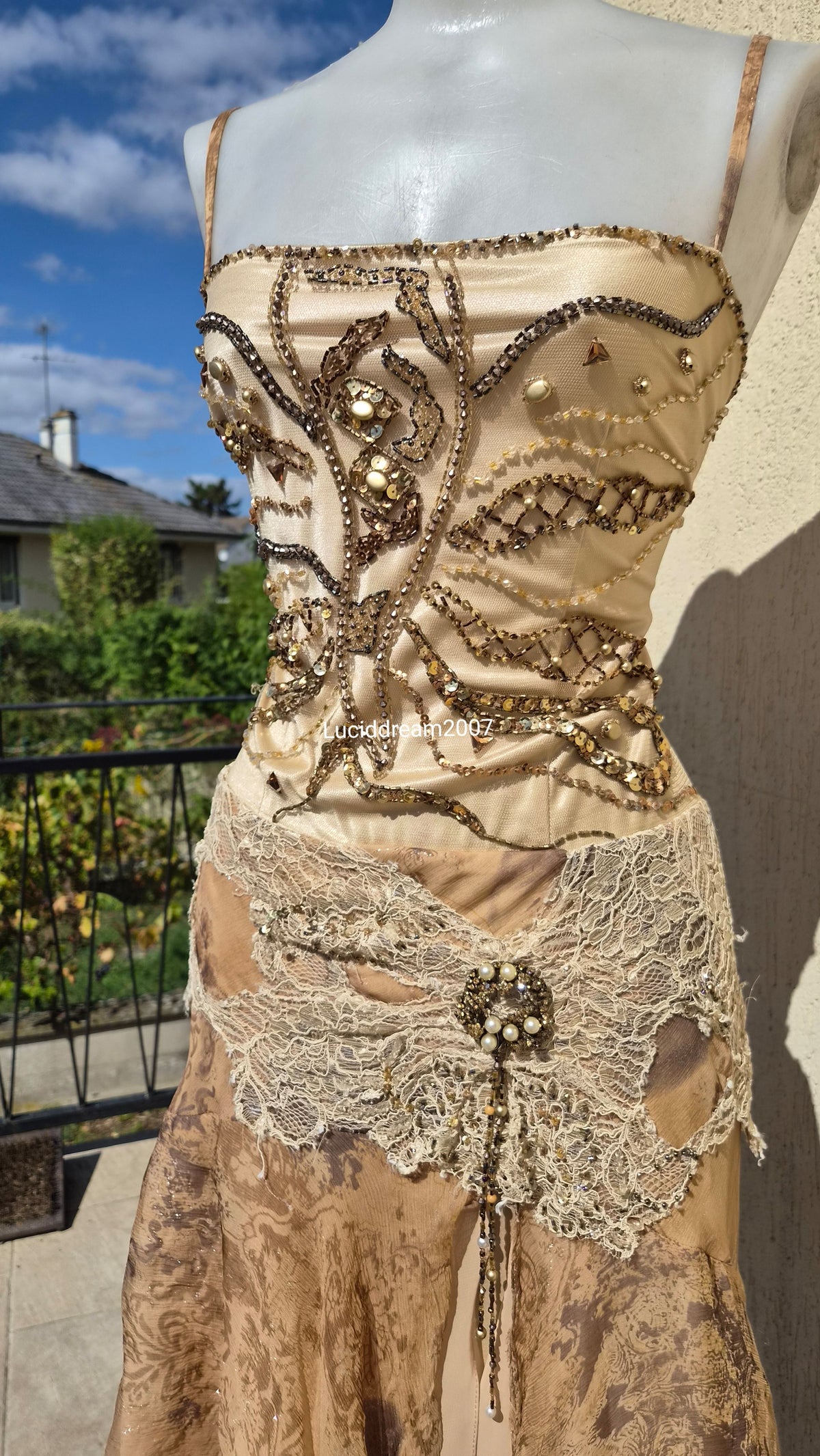 Robe en soie brodée dos transparent