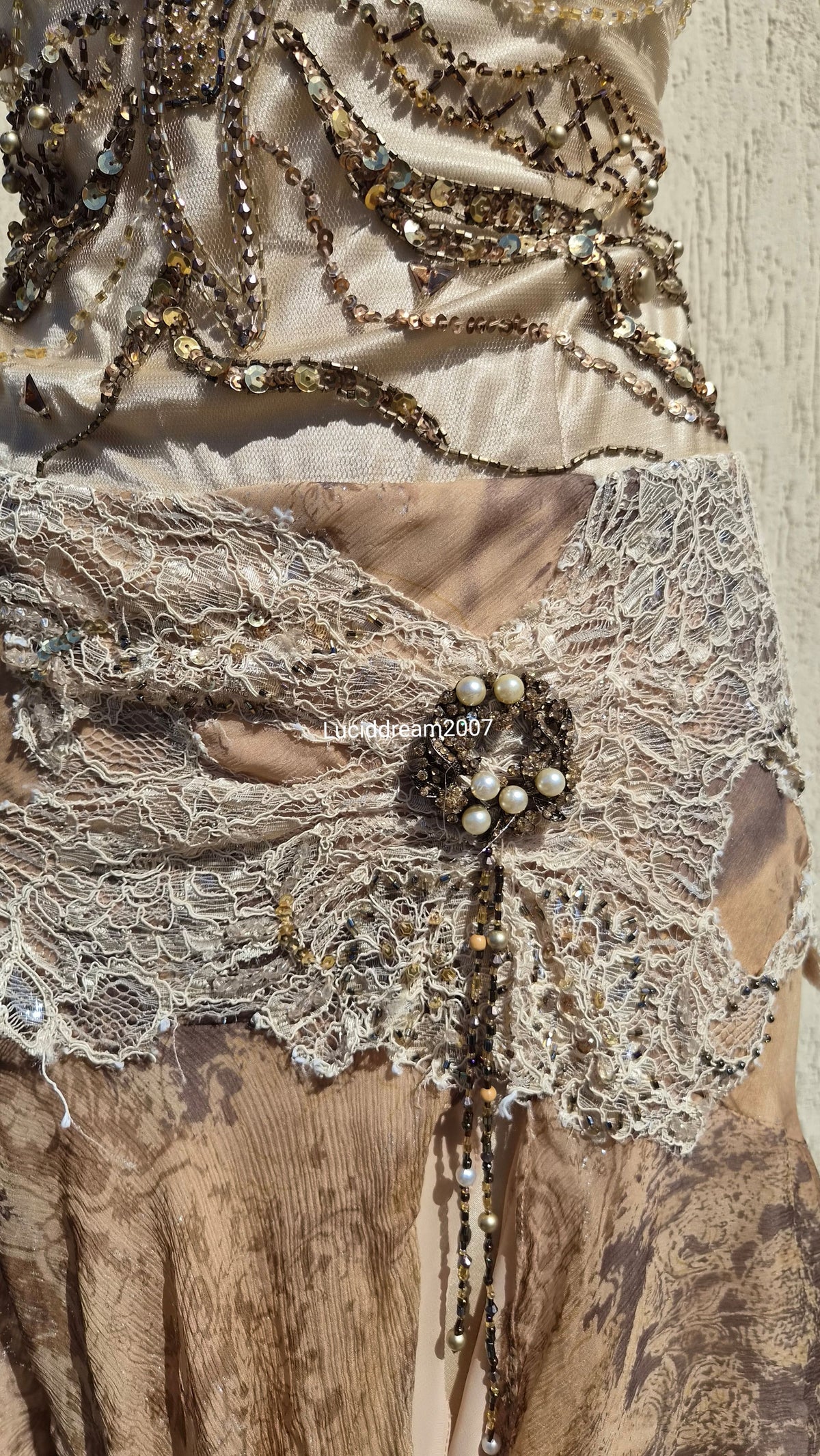 Robe en soie brodée dos transparent