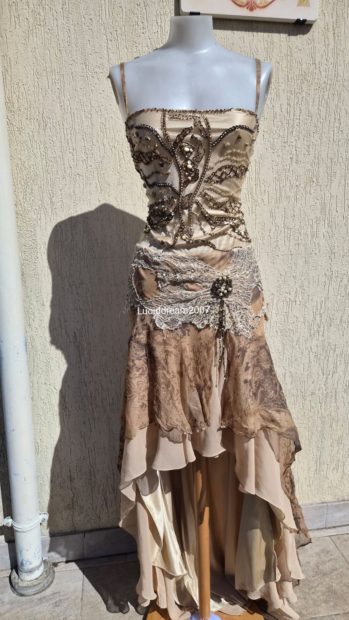 Robe en soie brodée dos transparent