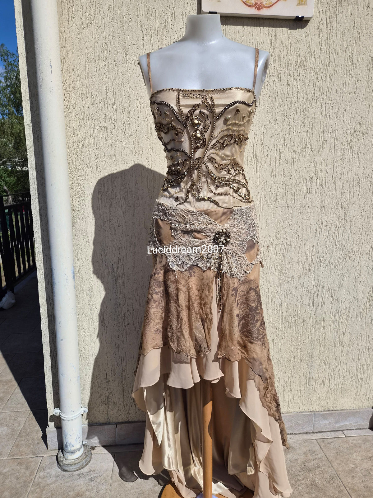 Robe en soie brodée dos transparent
