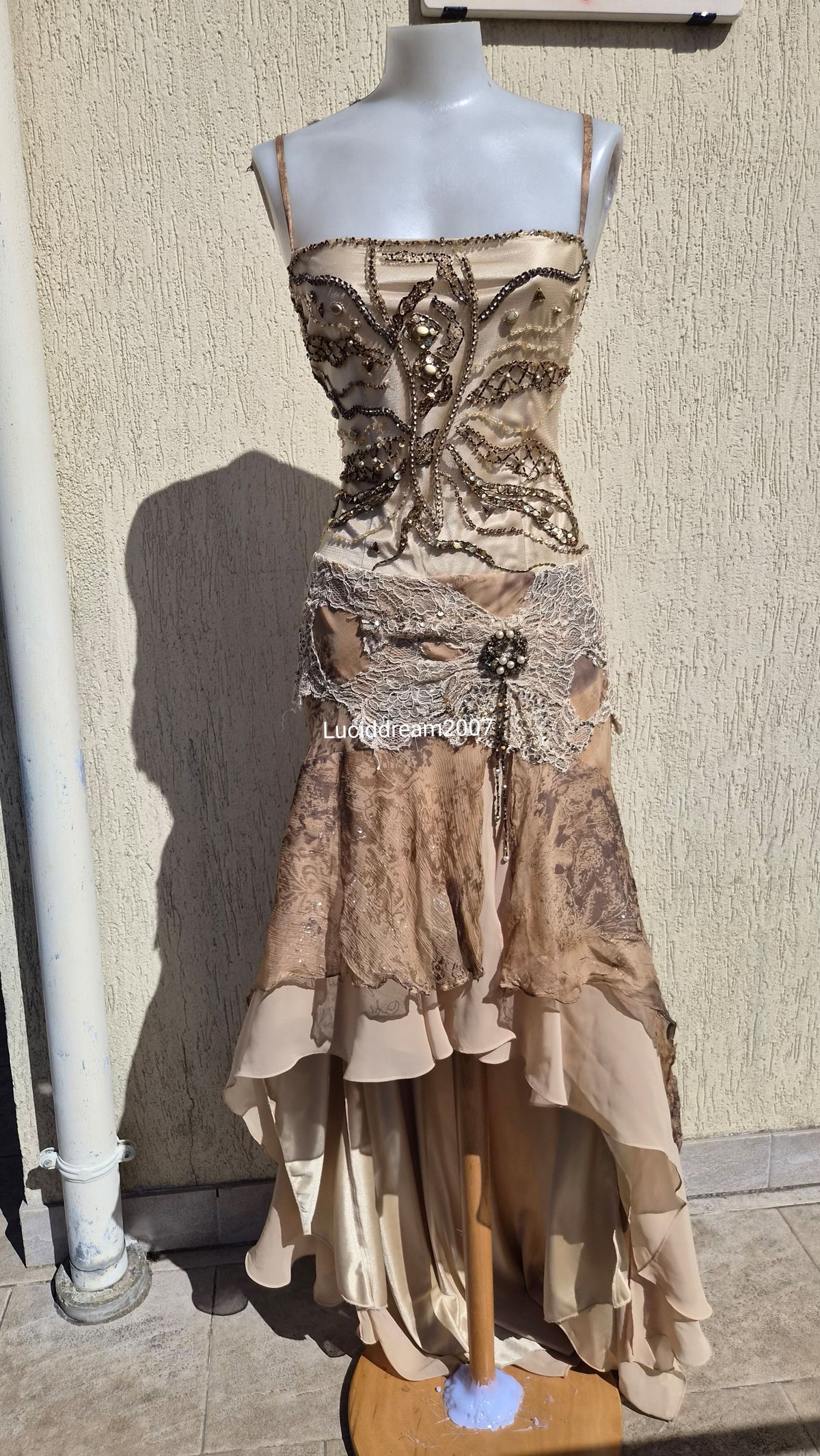 Robe en soie brodée dos transparent